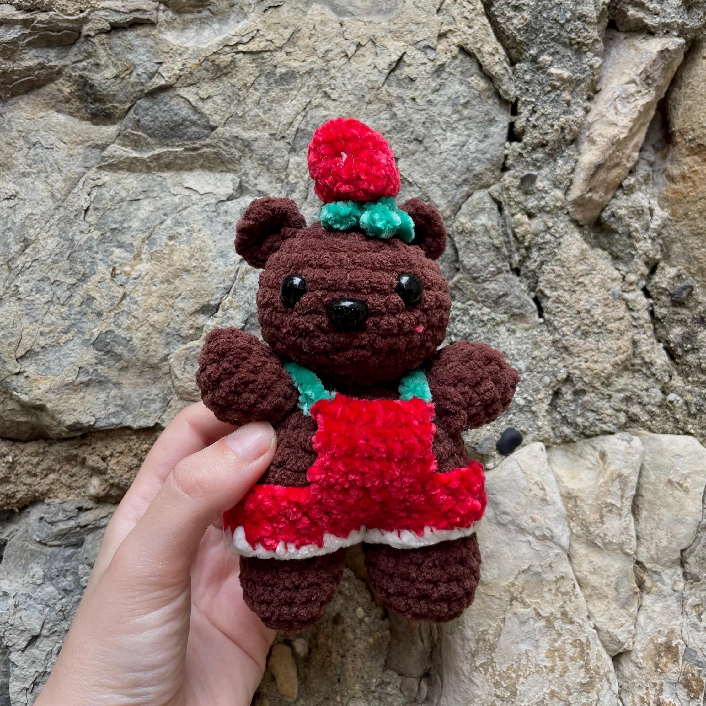 Ours en crochet chocolat – Amigurumi avec salopette rouge fraise