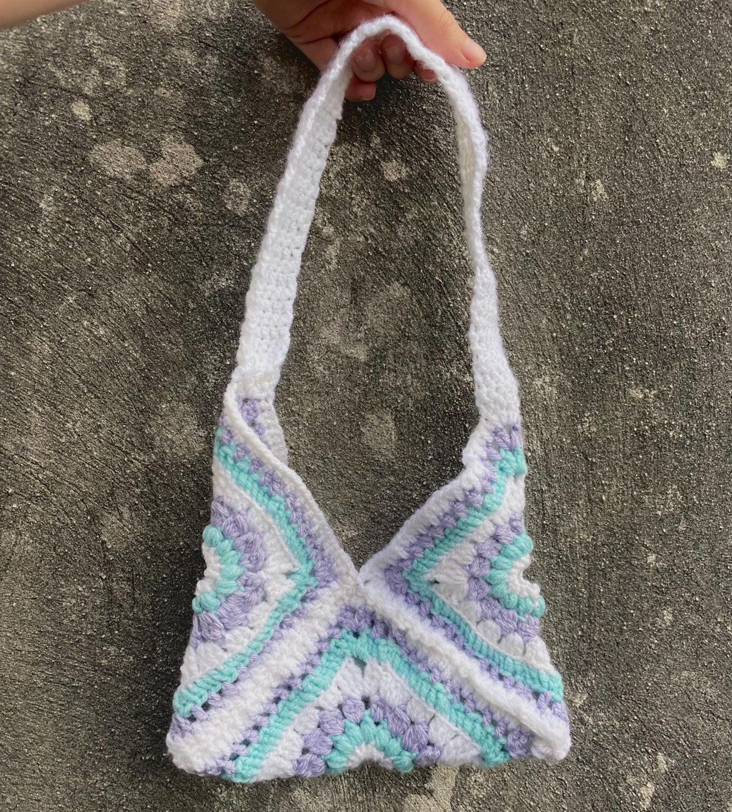 Sac à main triangle granny lilas / bleu / blanc – fait main au crochet