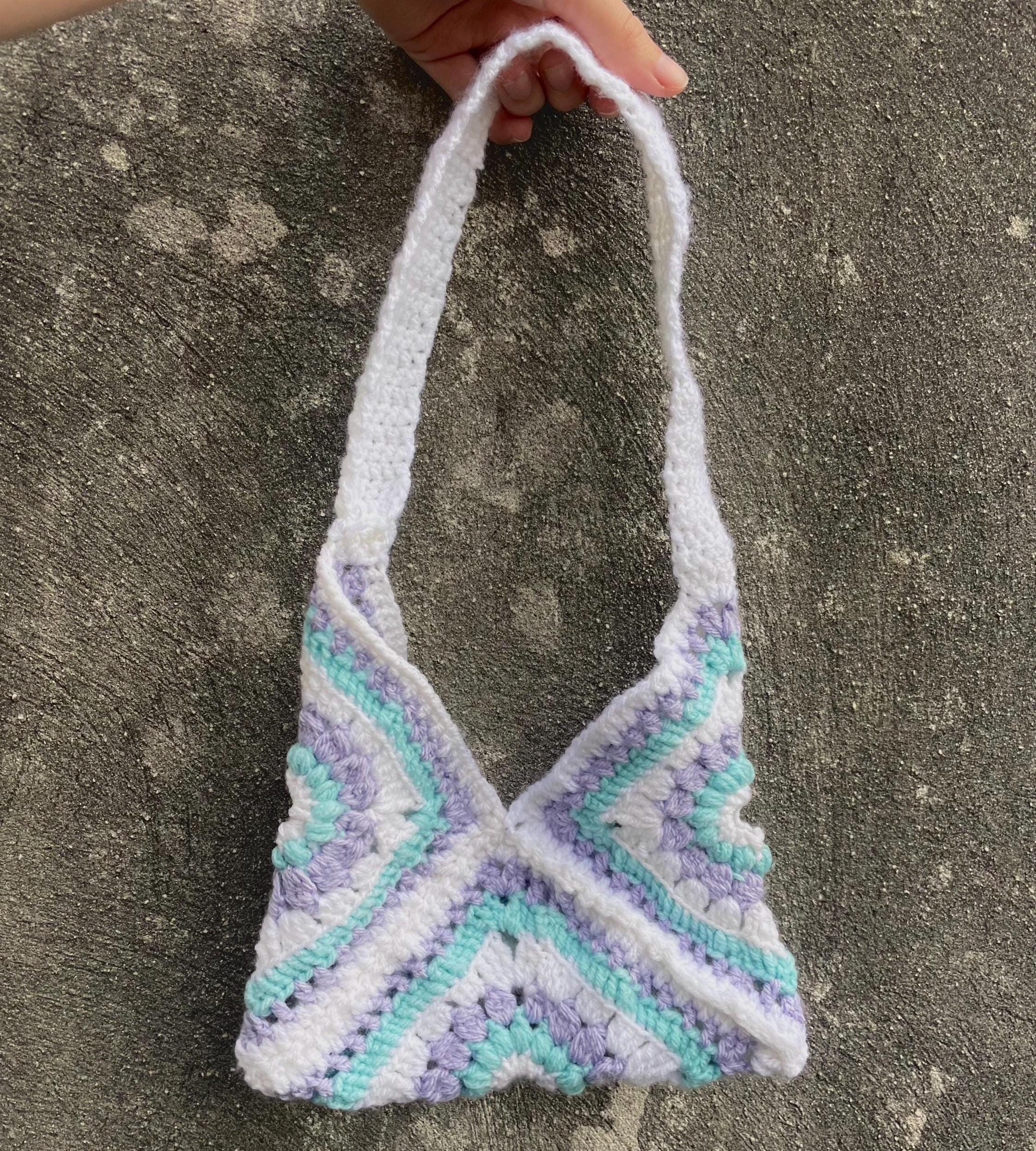 Sac à main triangle granny lilas / bleu / blanc – fait main au crochet