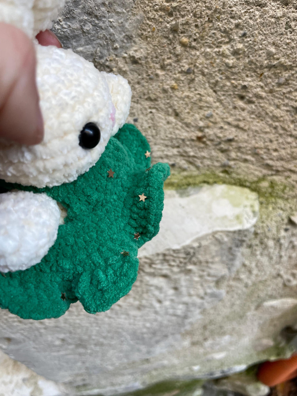 Lapin en Crochet Fait Main avec Bonnet de Père Noël – Amigurumi de Noël, Jouet Doux, Robe Verte Festive, Cadeau de Fêtes, Lapin Mignon