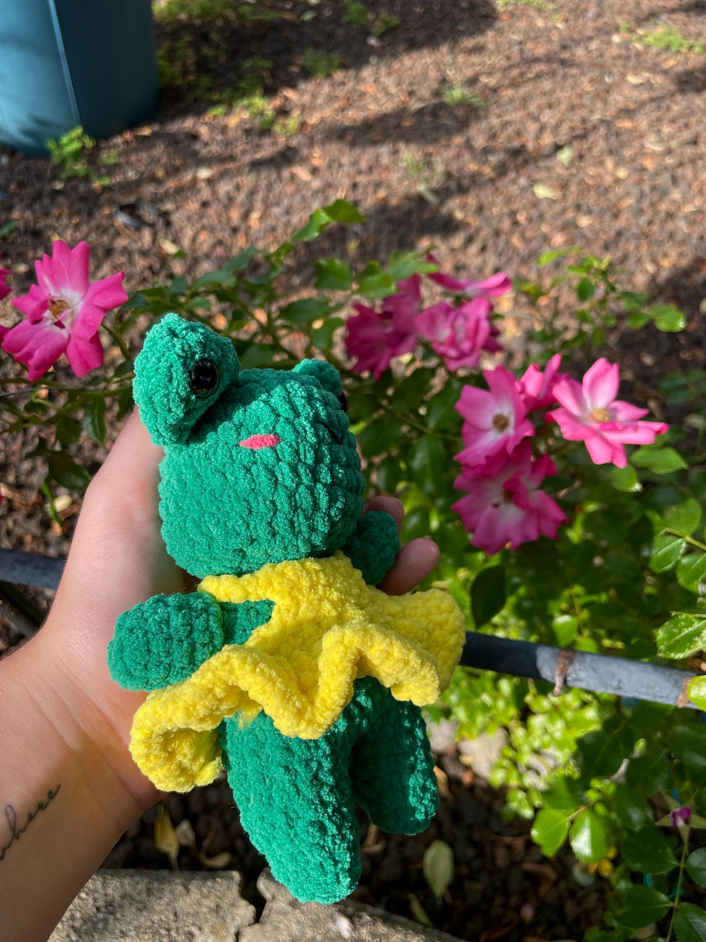Patron PDF illustré amigurumi grenouille verte au crochet – peluche kawaii avec robe jaune, bilingue FR/EN