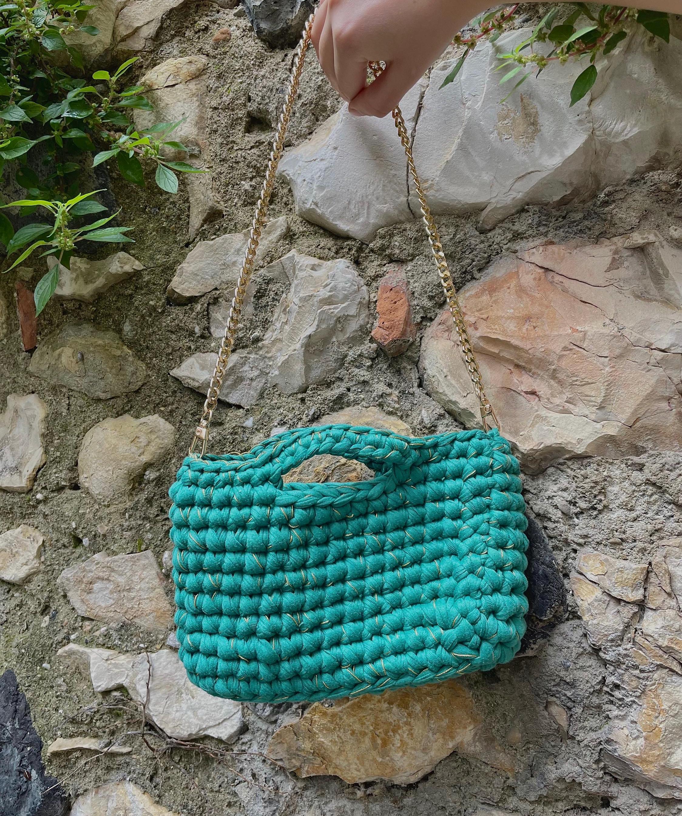 Sac en crochet vert émeraude avec détails dorés et chaînette pour porter à l'épaule | Fait main