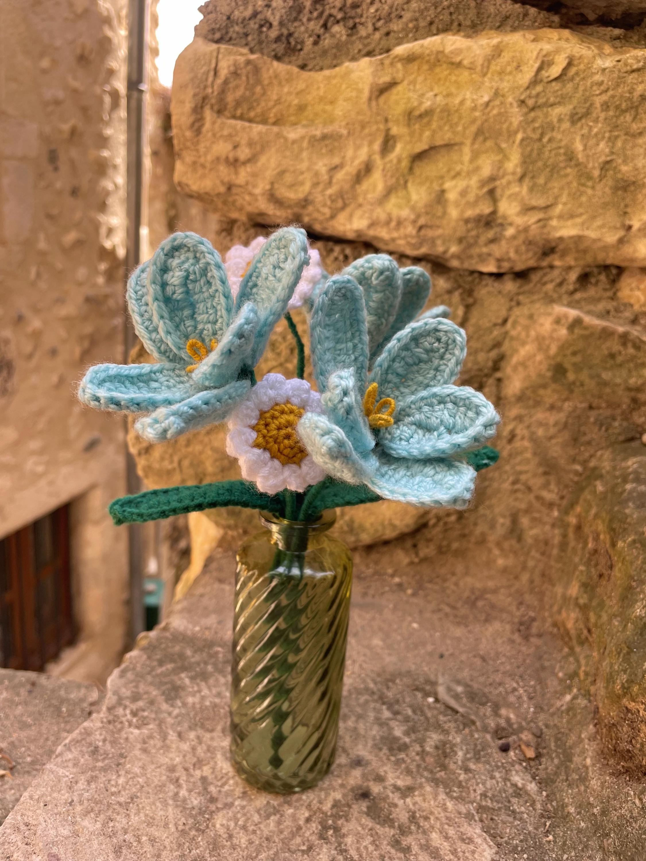Bouquet Éternel en Crochet Fait Main – 3 Tulipes Turquoise Articulées et 2 Marguerites Blanches avec Vase