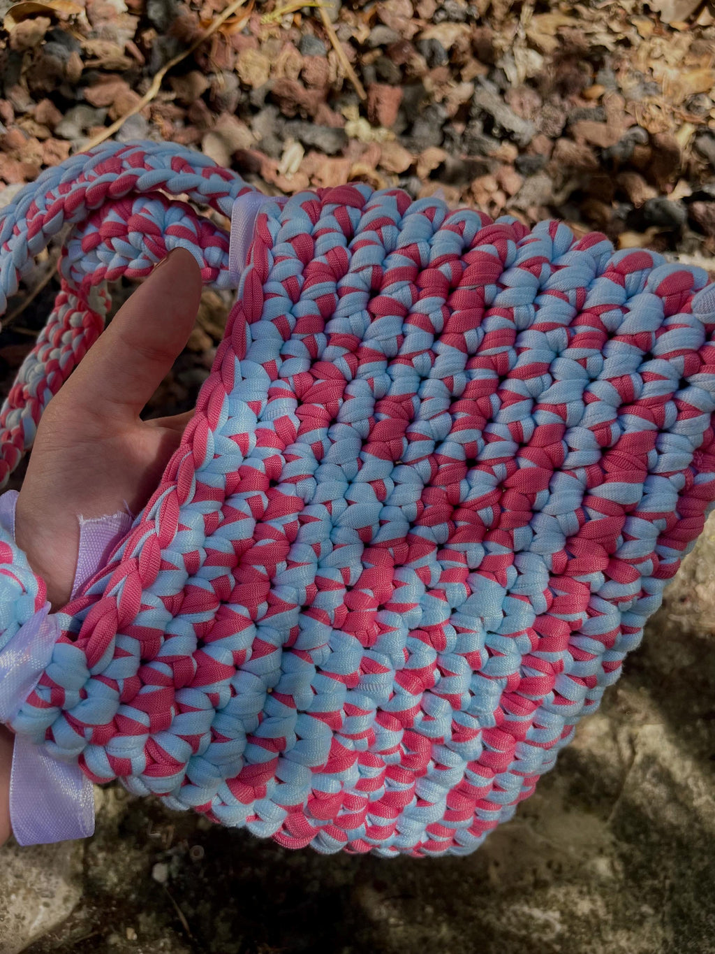 Petit Sac à Main en Fil T-shirt Rose et Bleu – Nœuds Blancs Satinés