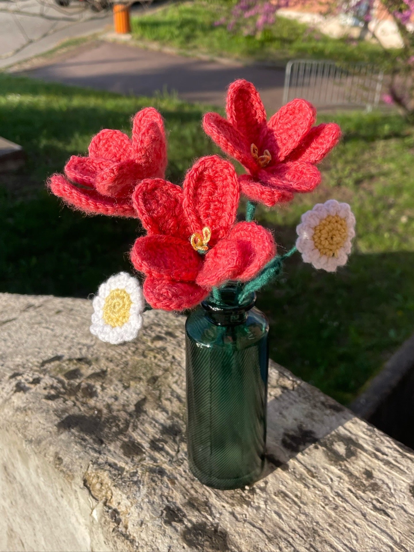Bouquet de fleurs en crochet – Tulipes roses et marguerites blanches dans un vase vert