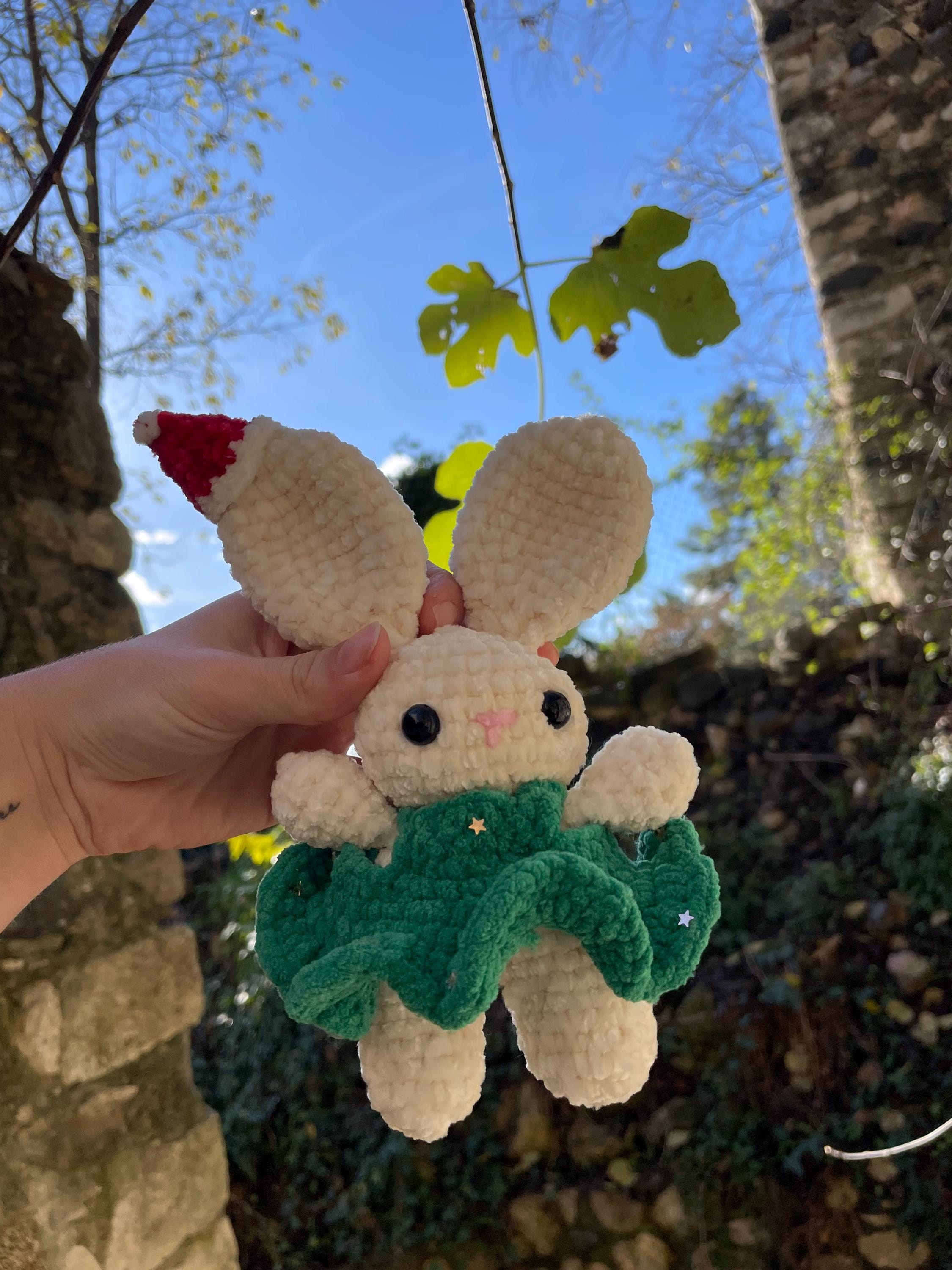 Lapin en Crochet Fait Main avec Bonnet de Père Noël – Amigurumi de Noël, Jouet Doux, Robe Verte Festive, Cadeau de Fêtes, Lapin Mignon