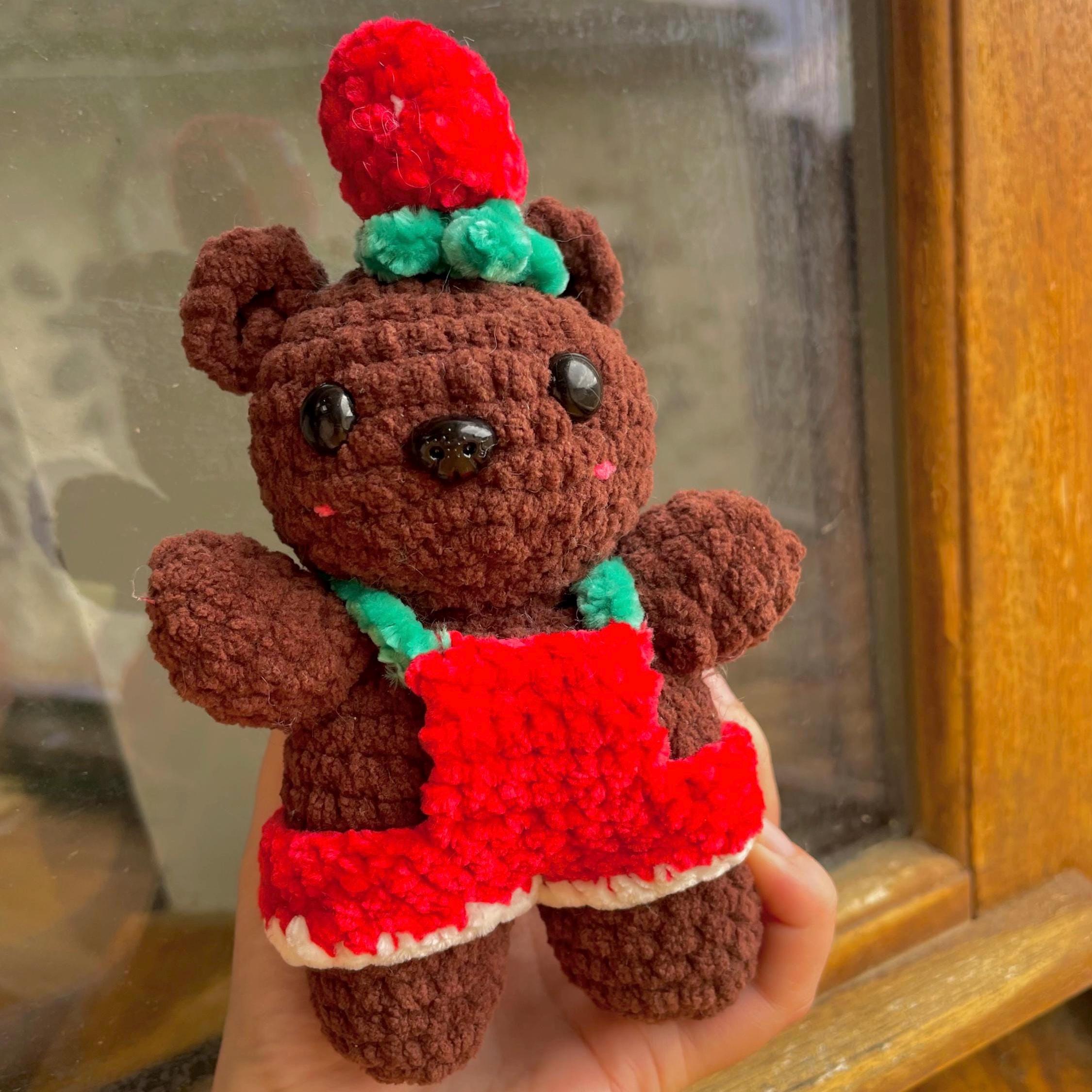 Ours en crochet chocolat – Amigurumi avec salopette rouge fraise