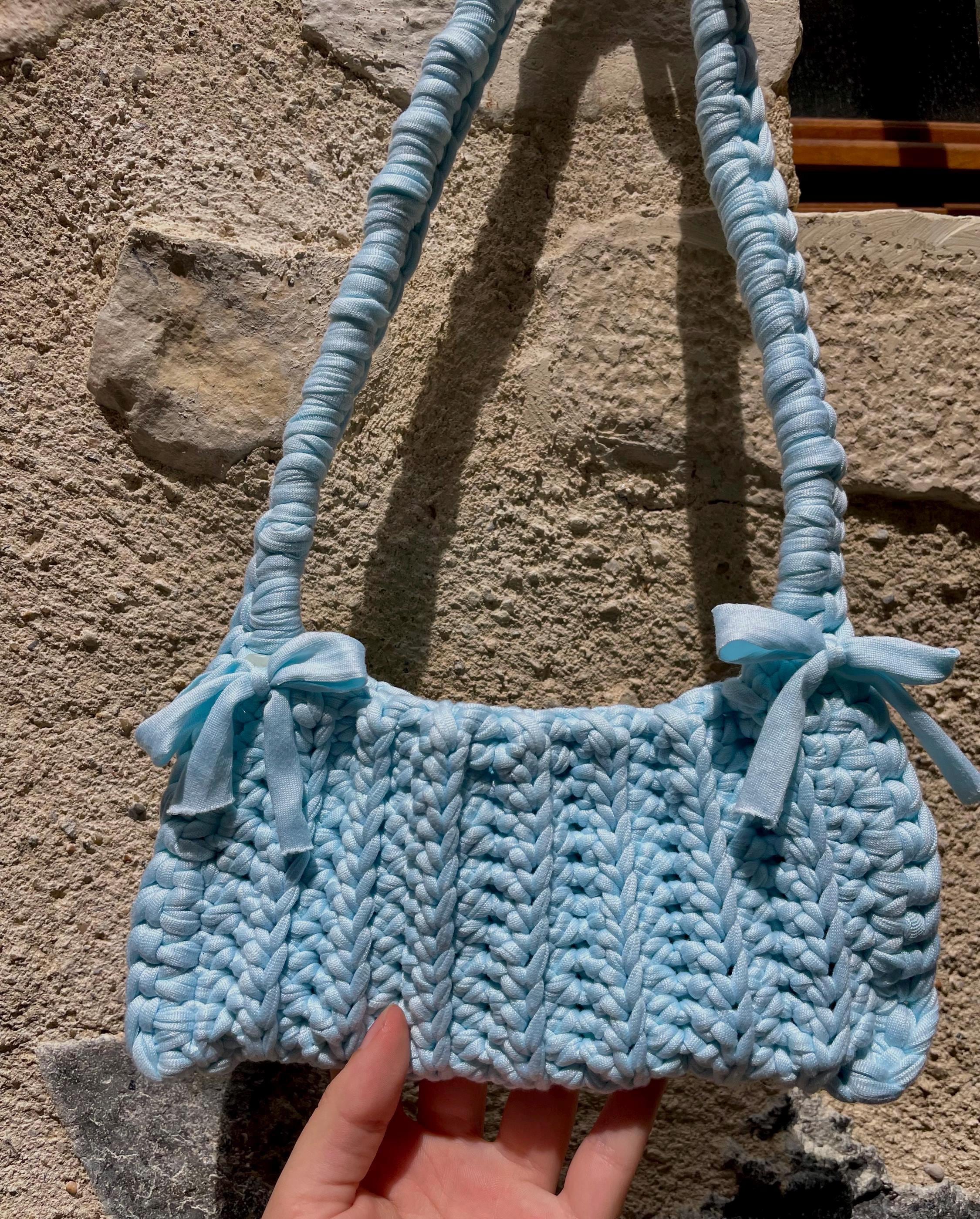 Petit sac crocheté bleu ciel - Fait main avec rubans