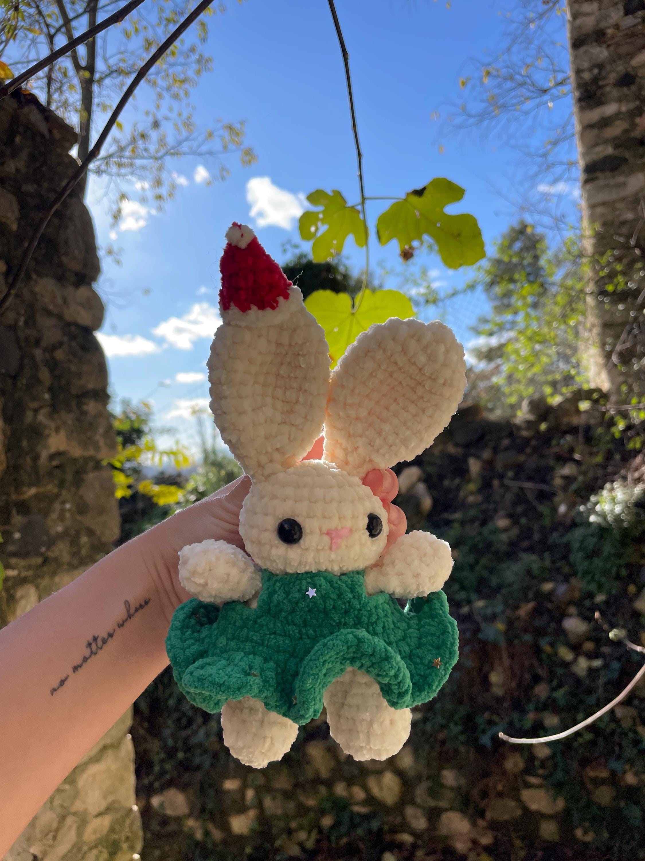 Lapin en Crochet Fait Main avec Bonnet de Père Noël – Amigurumi de Noël, Jouet Doux, Robe Verte Festive, Cadeau de Fêtes, Lapin Mignon