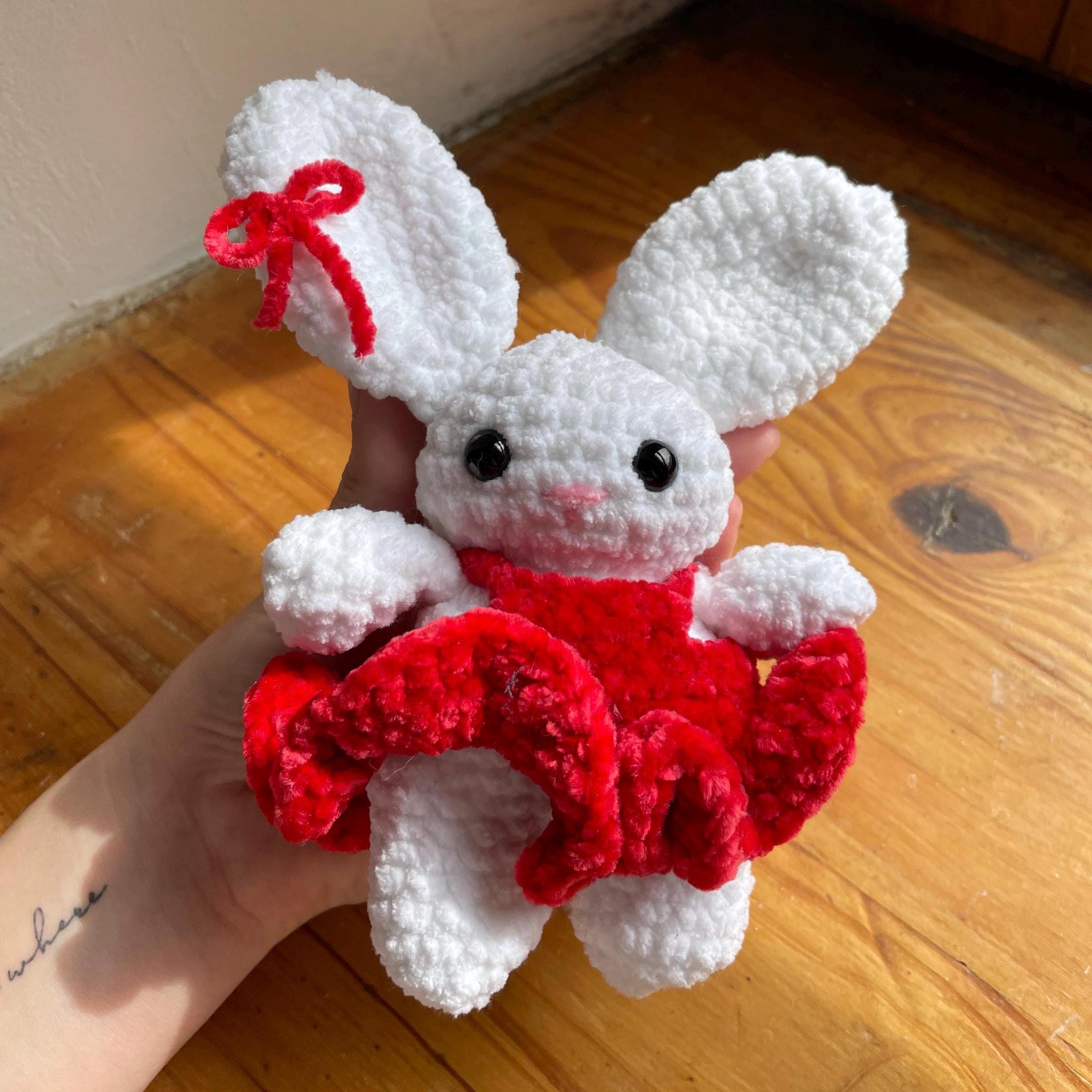 Lapin blanc amigurumi au crochet fait main – robe bouffante rouge et nœud rouge sur l’oreille