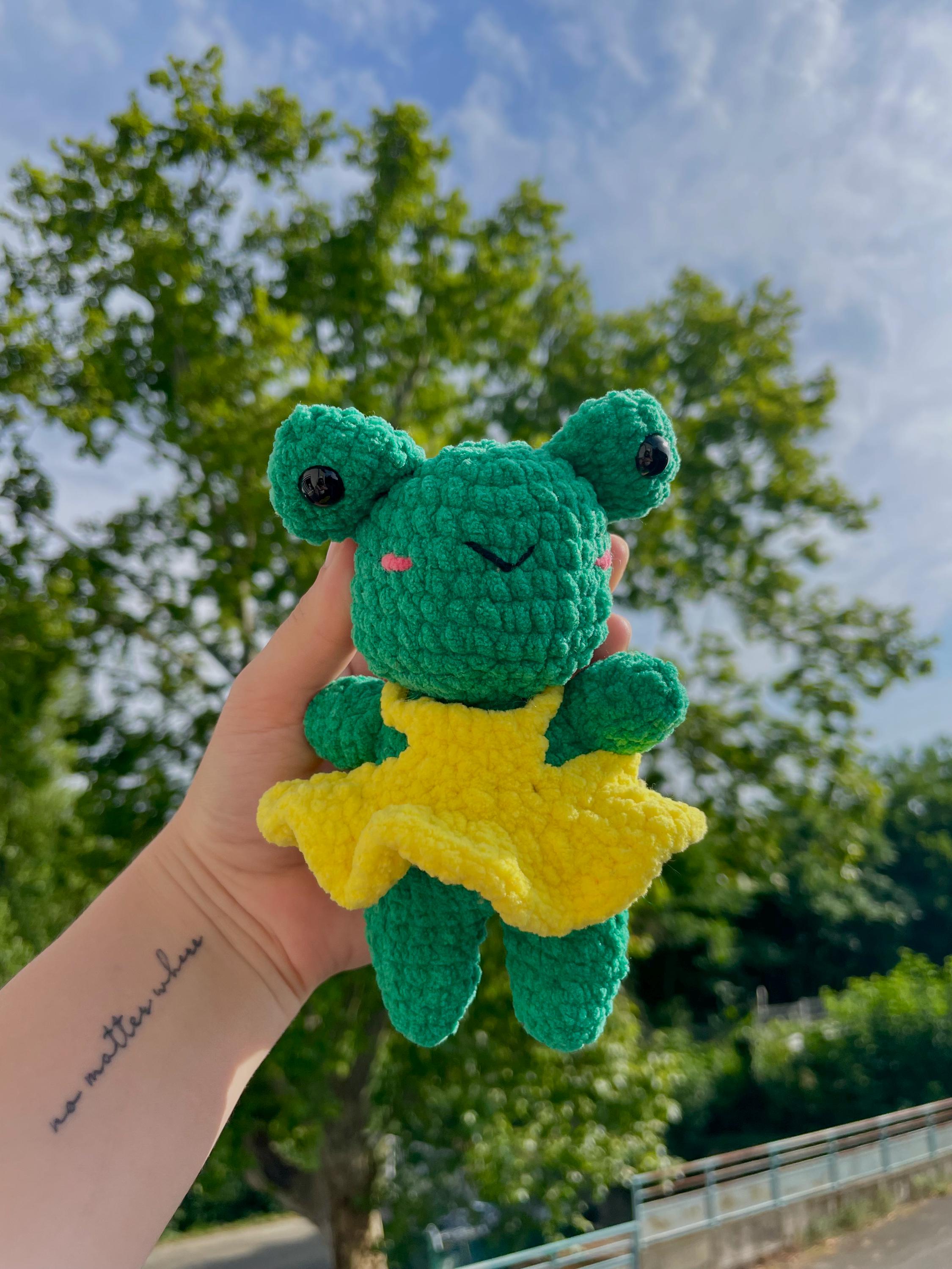 Patron PDF illustré amigurumi grenouille verte au crochet – peluche kawaii avec robe jaune, bilingue FR/EN