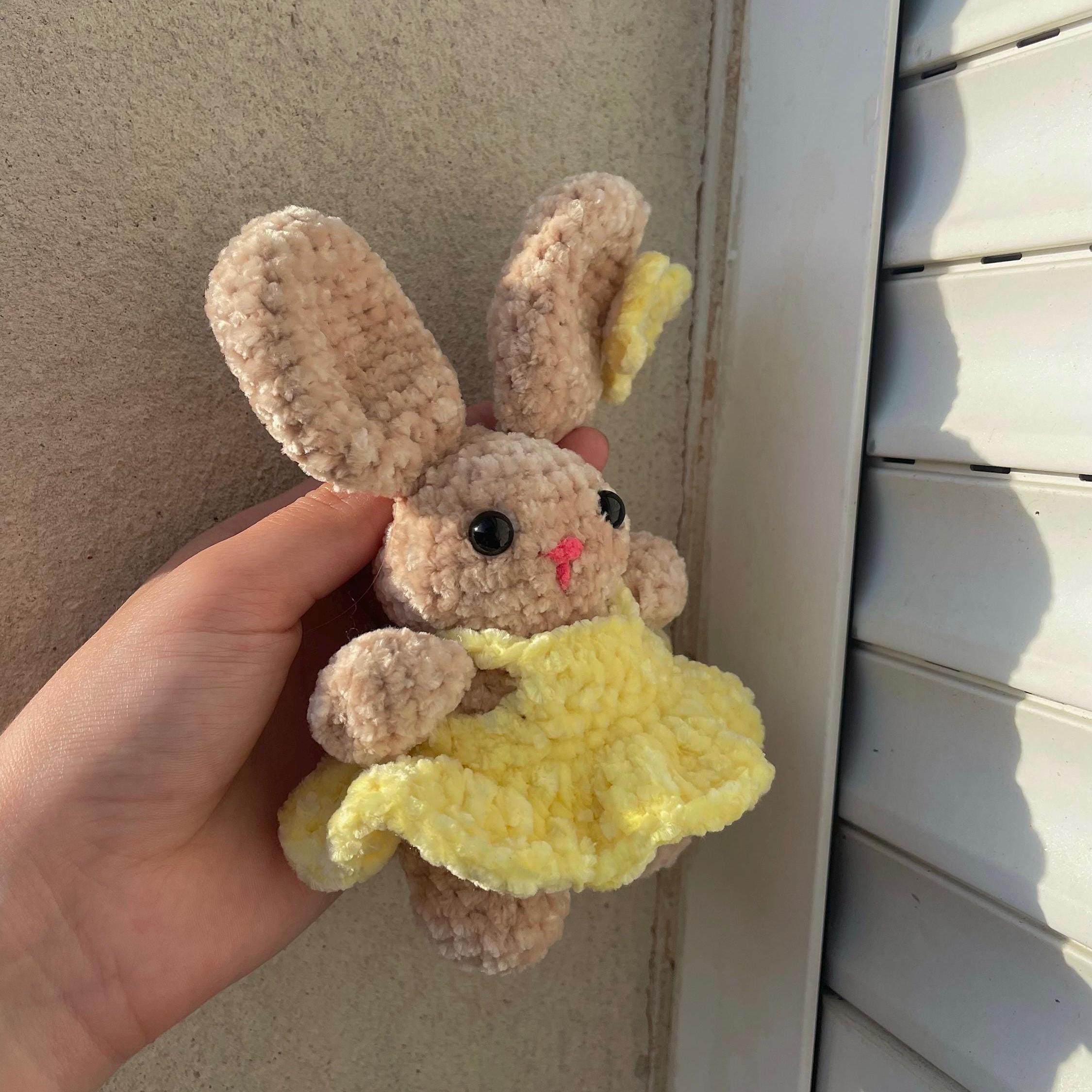 Lapin en crochet avec robe jaune – Peluche faite main