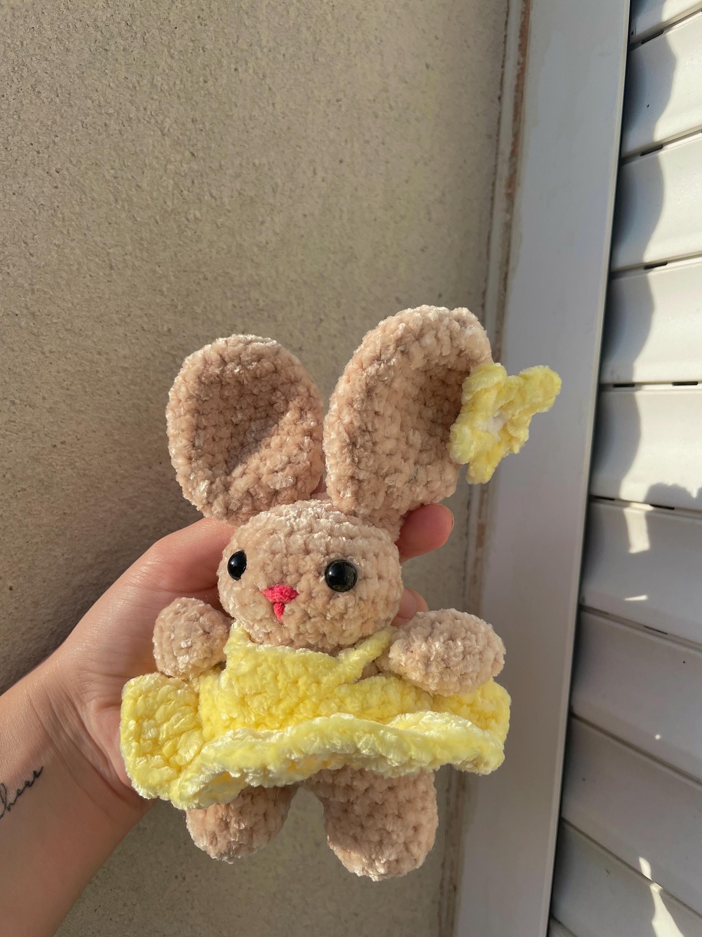 Patron PDF Lapin au Crochet avec Robe & fleur – Tuto Illustré (ENG / FR)