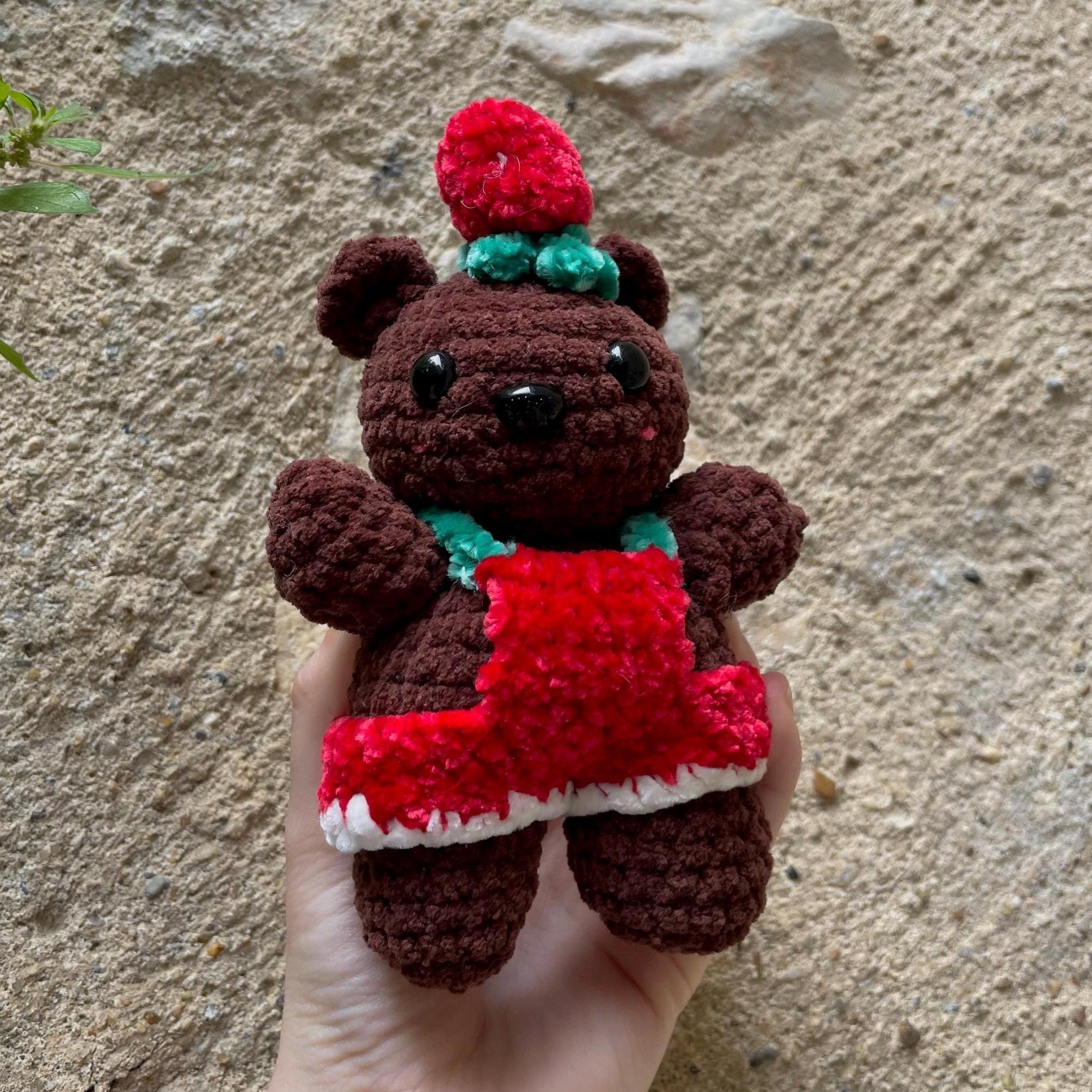 Ours en crochet chocolat – Amigurumi avec salopette rouge fraise