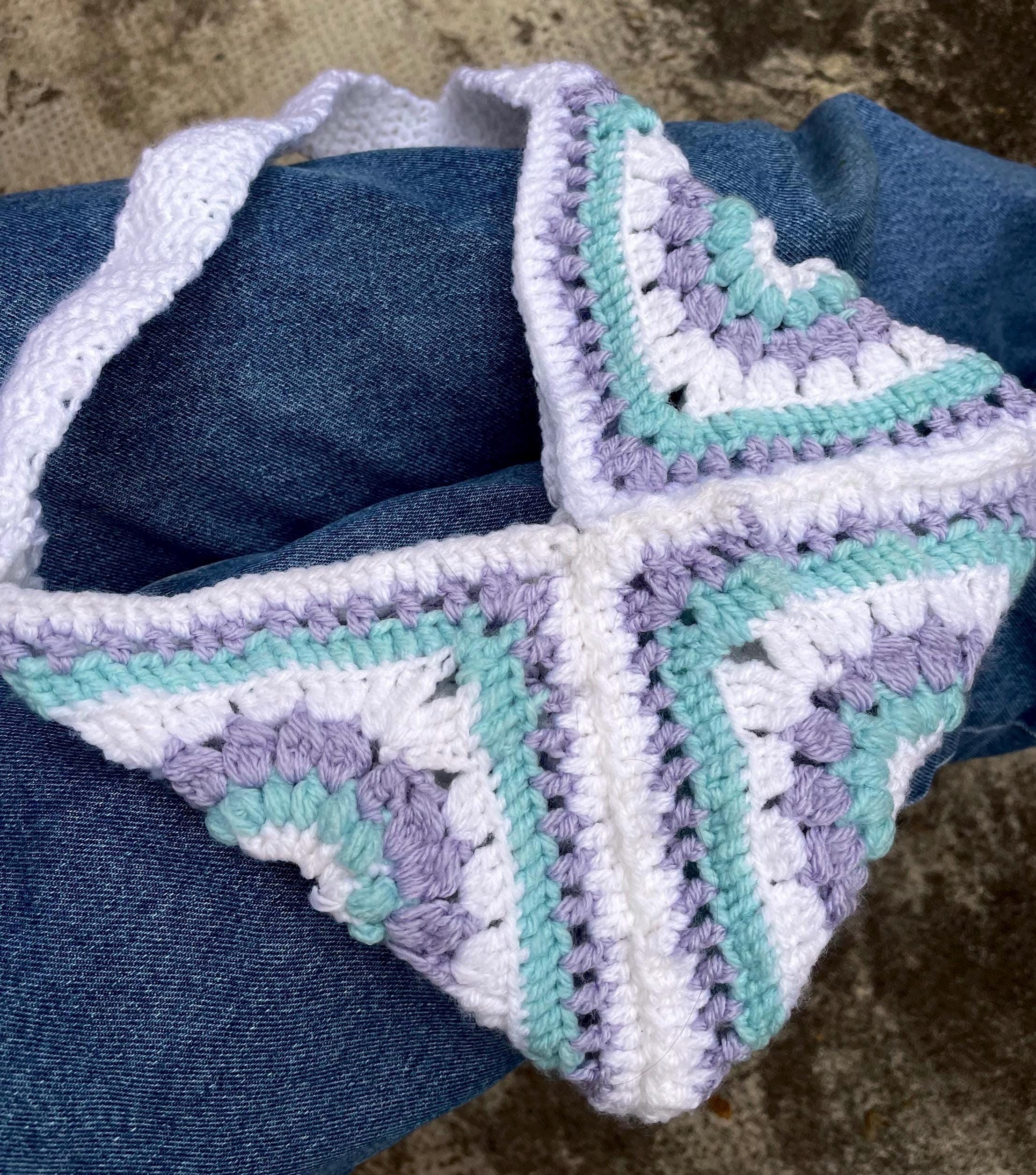 Sac à main triangle granny lilas / bleu / blanc – fait main au crochet