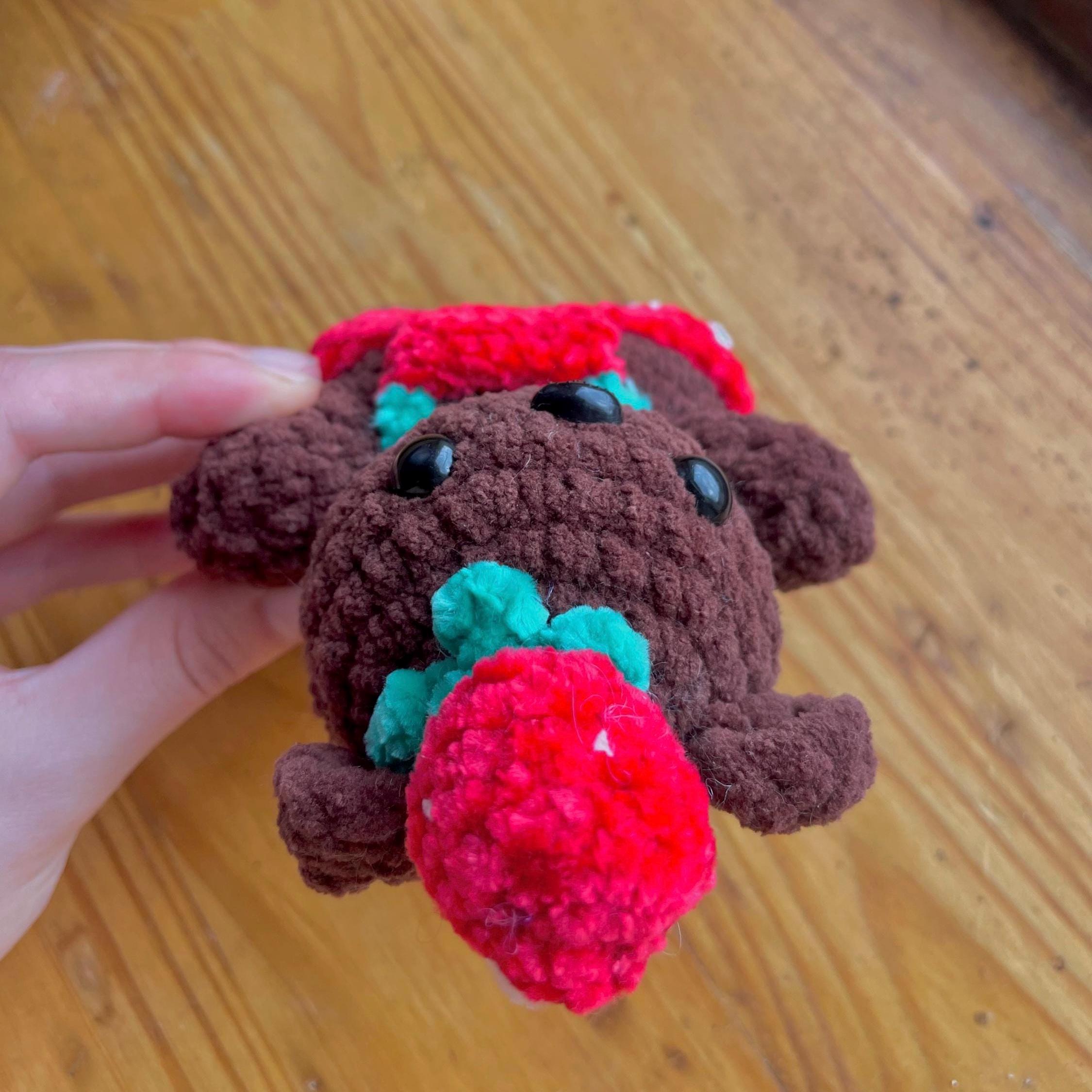 Ours en crochet chocolat – Amigurumi avec salopette rouge fraise
