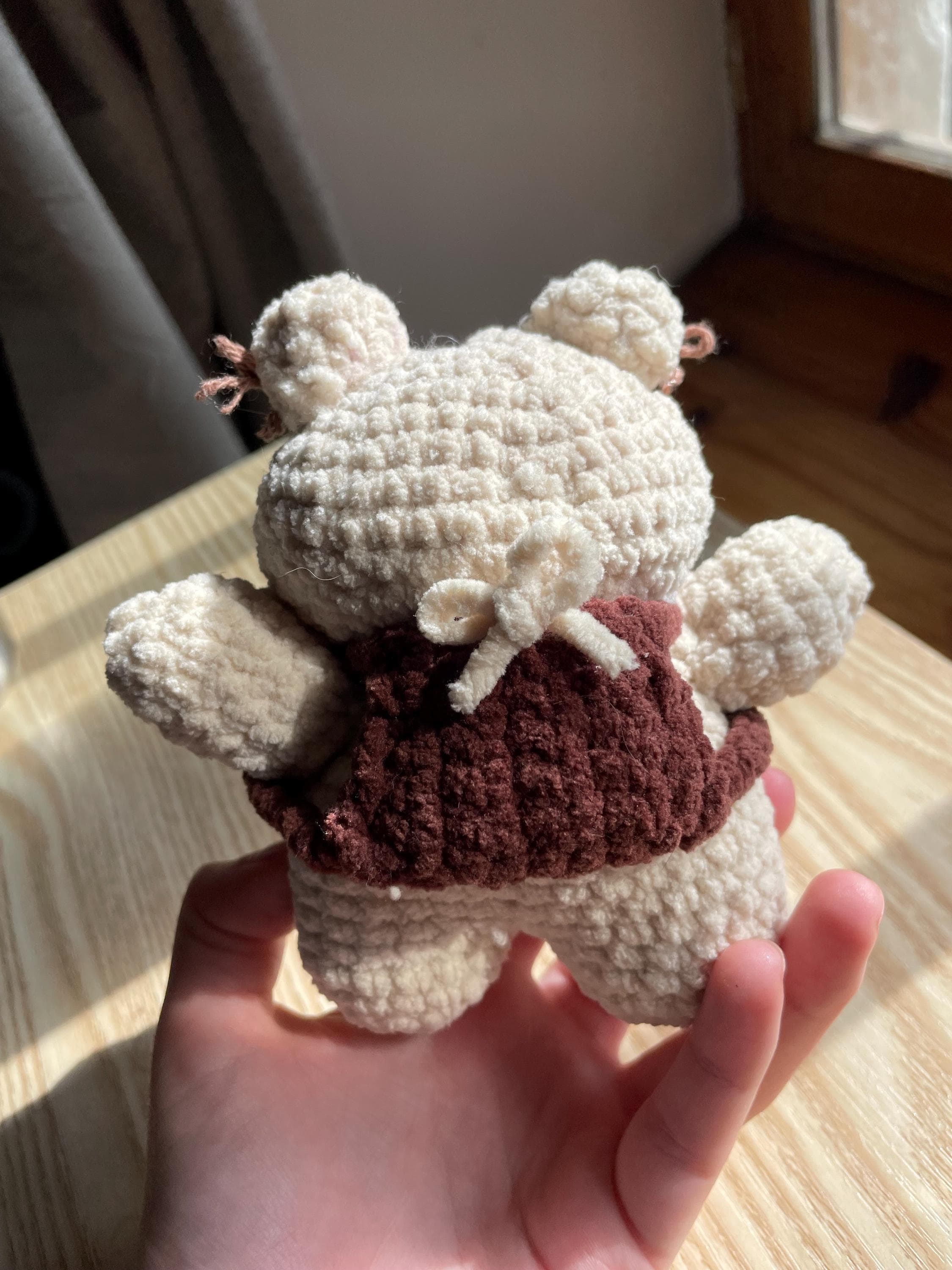 Ourson amigurumi au crochet fait main – marron et beige, sac à dos et petits nœuds dans les oreilles