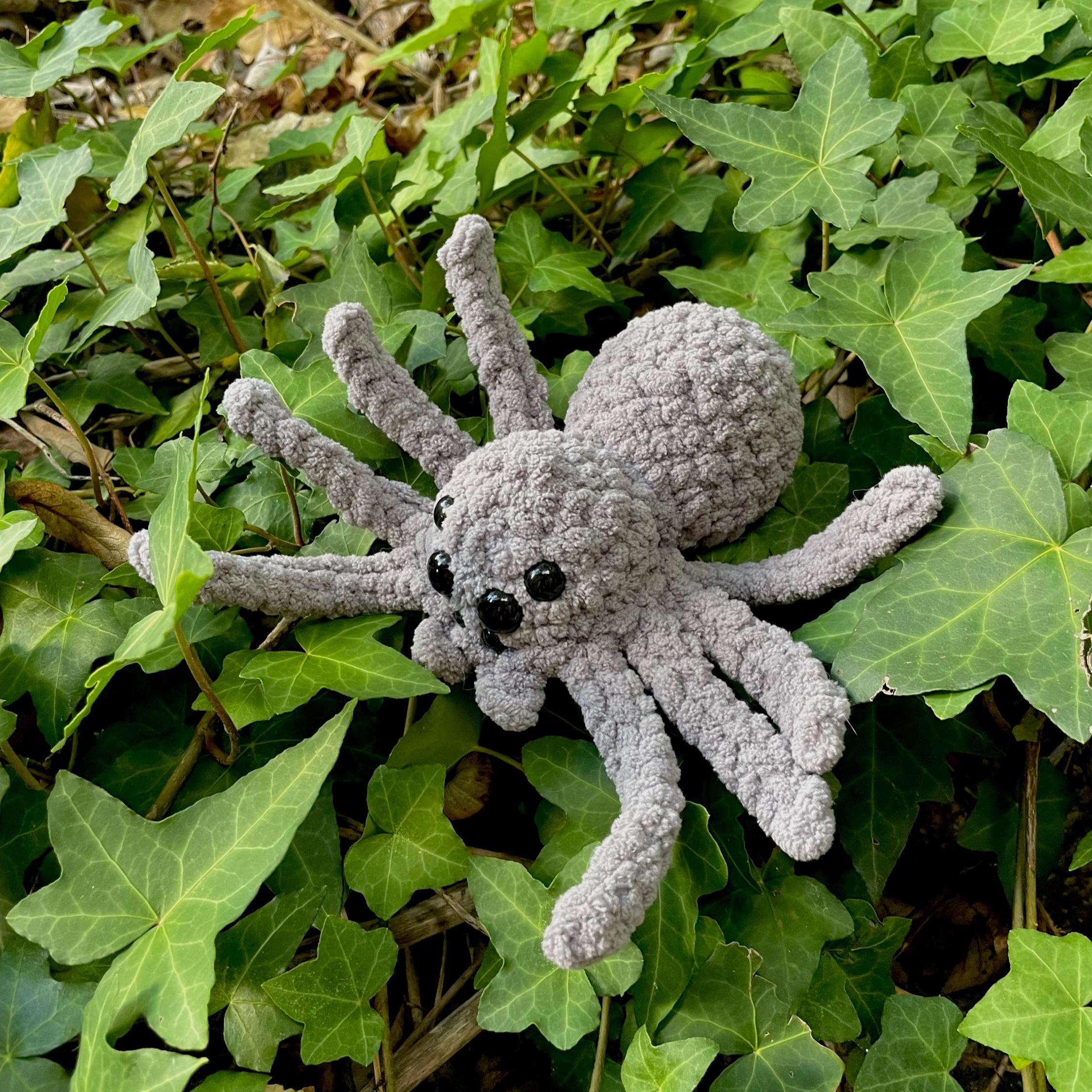 Araignée en crochet faite main – Peluche amigurumi réaliste –Déco Halloween ou cadeau original – Plusieurs couleurs disponibles