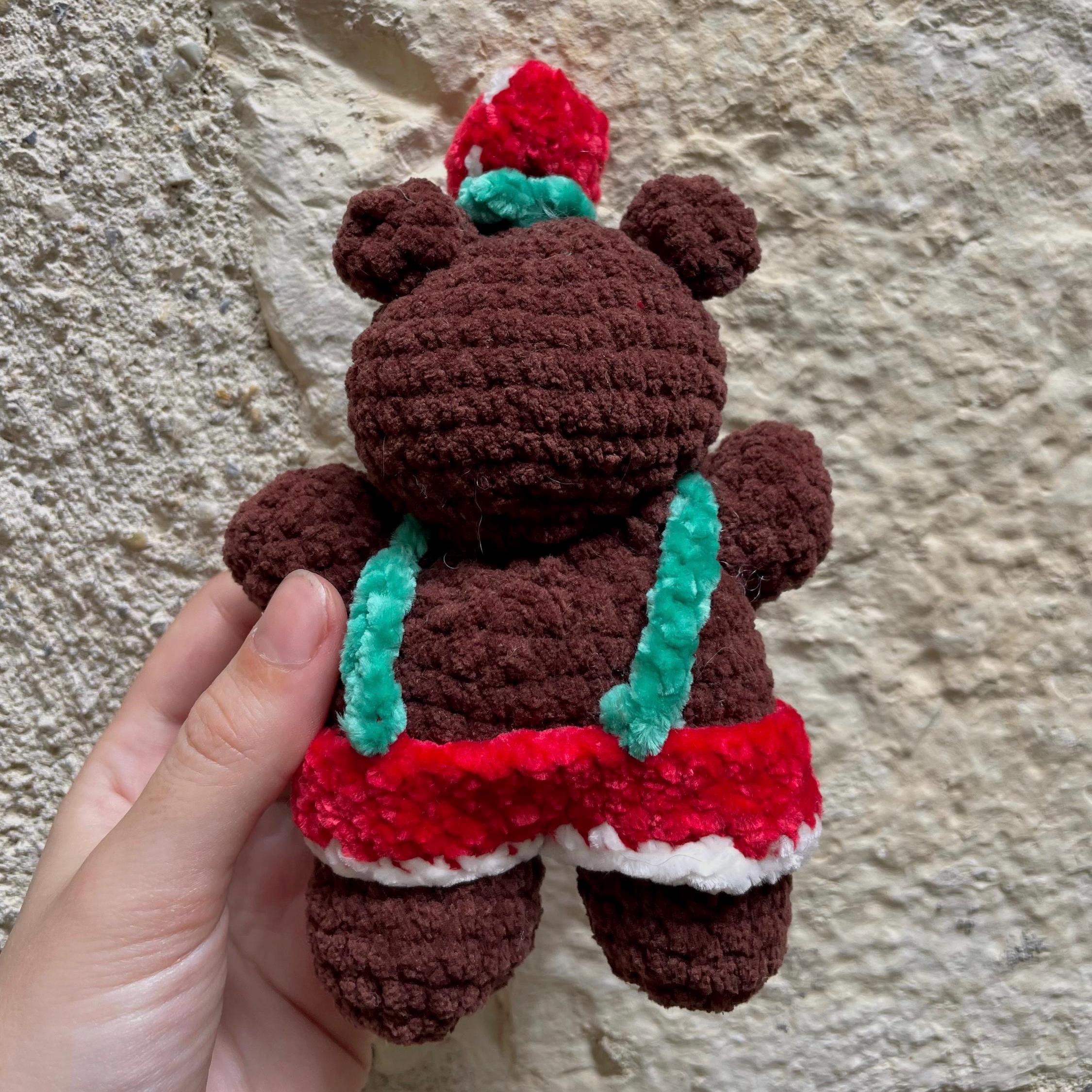 Ours en crochet chocolat – Amigurumi avec salopette rouge fraise
