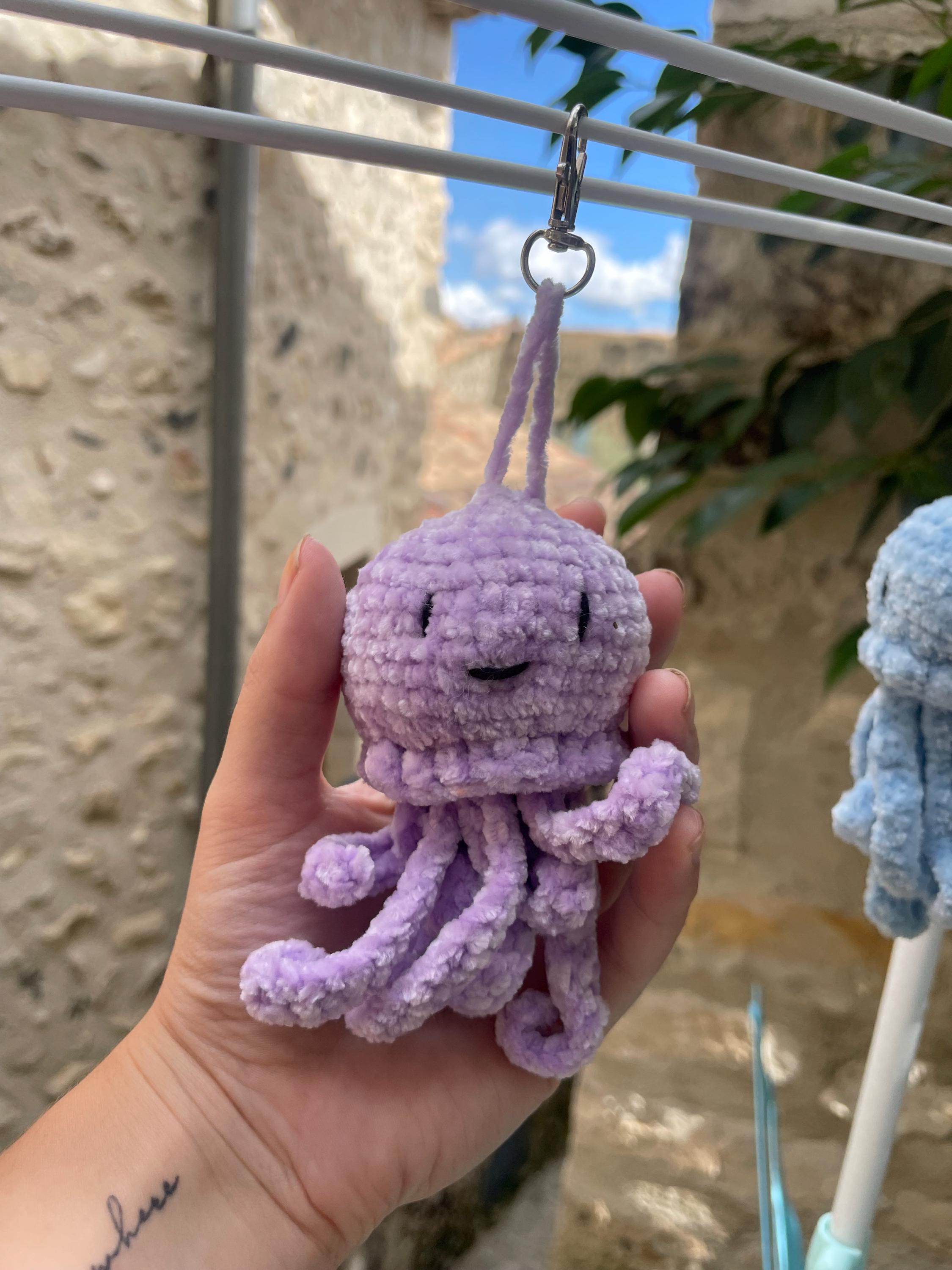 Porte-clés pieuvre en crochet fait main – Peluche mini amigurumi en bleu, rose ou violet
