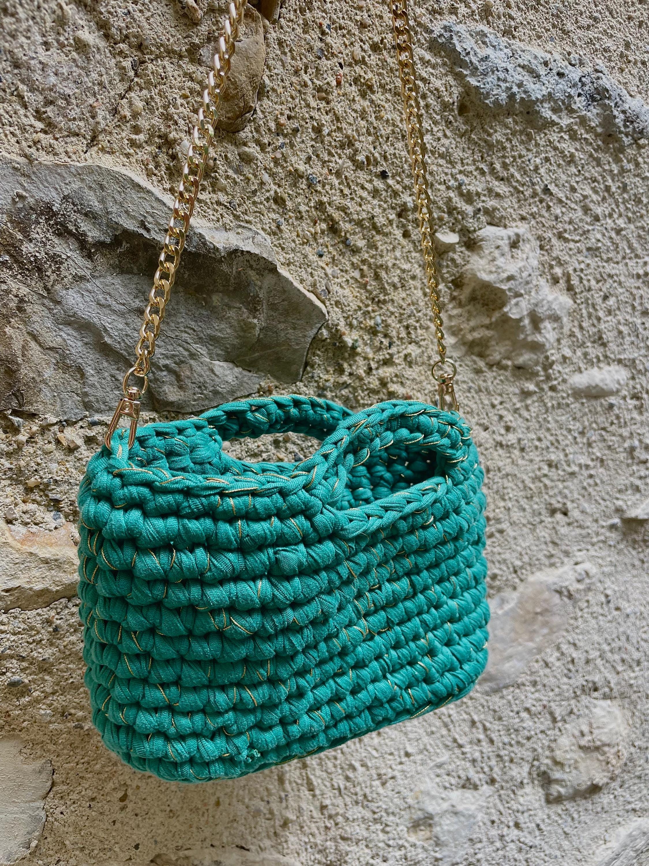 Sac en crochet vert émeraude avec détails dorés et chaînette pour porter à l'épaule | Fait main