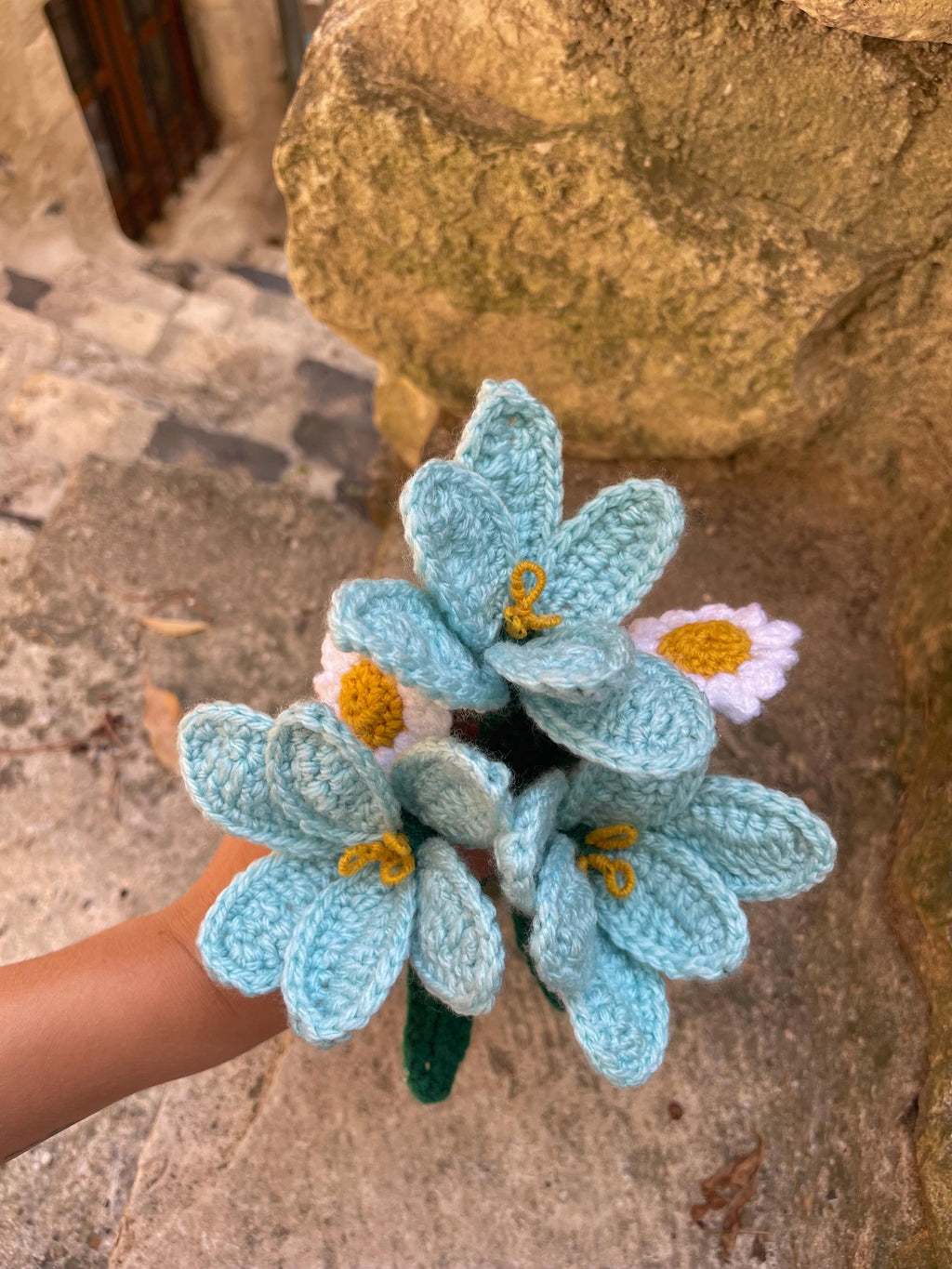 Bouquet Éternel en Crochet Fait Main – 3 Tulipes Turquoise Articulées et 2 Marguerites Blanches avec Vase