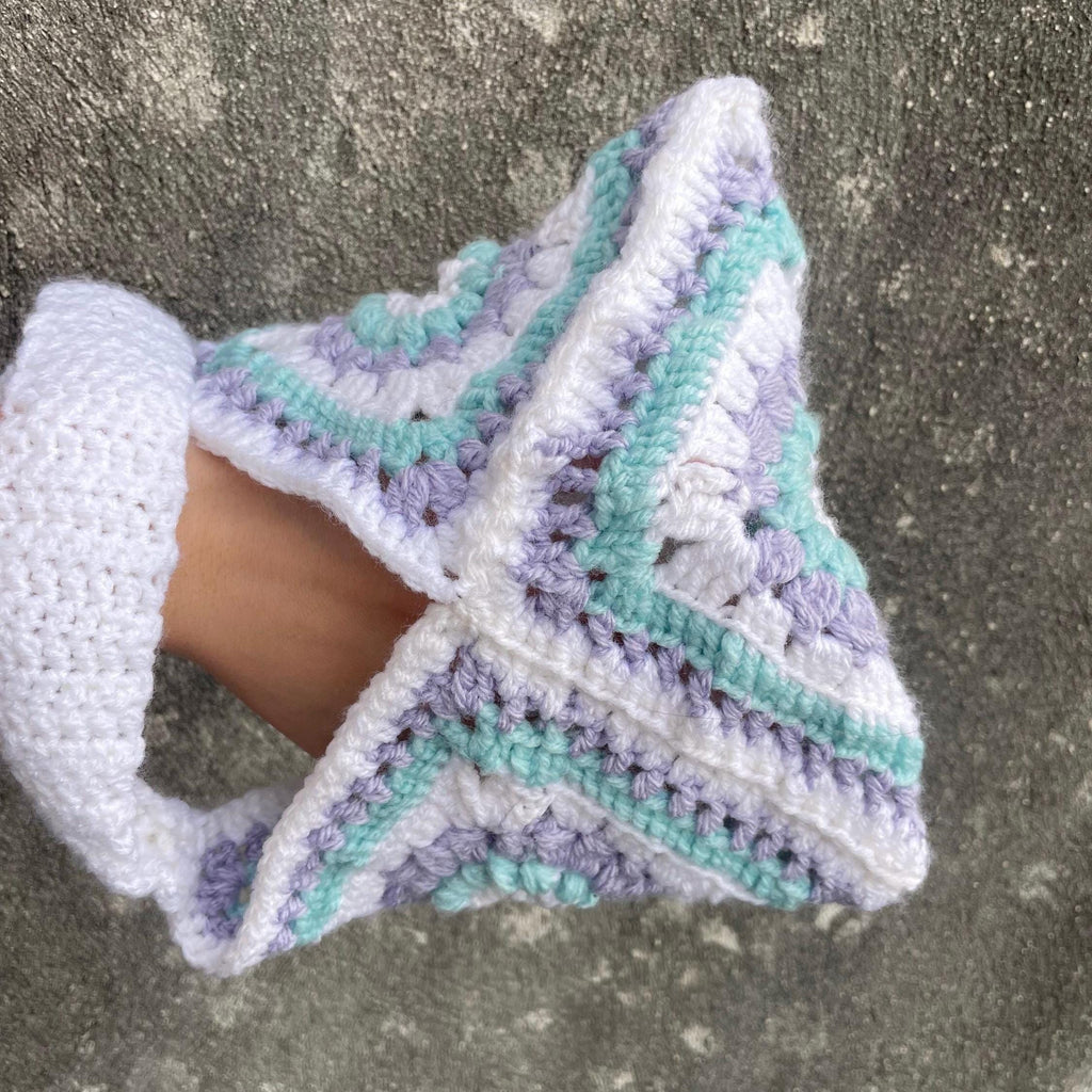 Sac à main triangle granny lilas / bleu / blanc – fait main au crochet