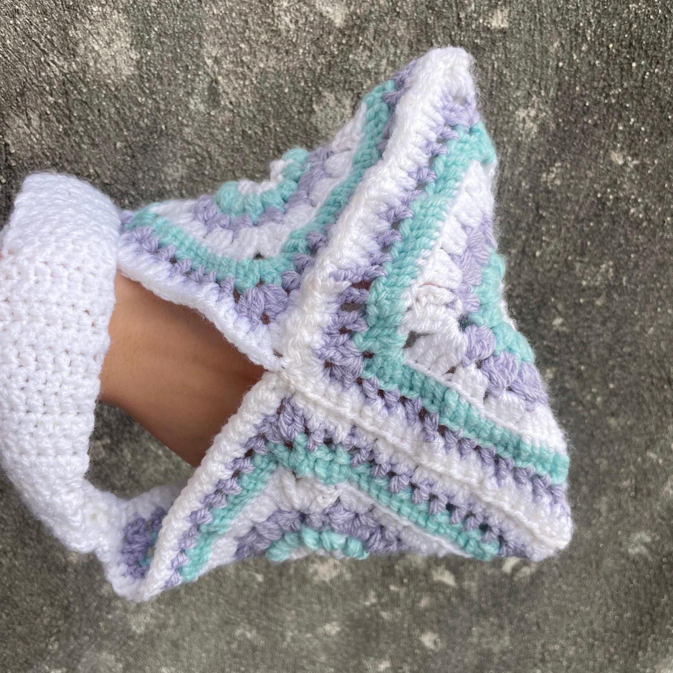 Sac à main triangle granny lilas / bleu / blanc – fait main au crochet