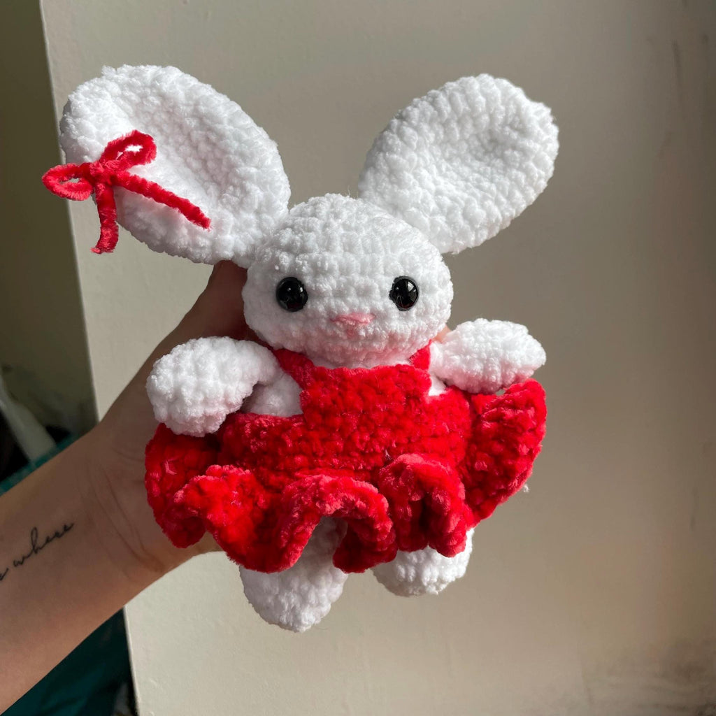 Lapin blanc amigurumi au crochet fait main – robe bouffante rouge et nœud rouge sur l’oreille