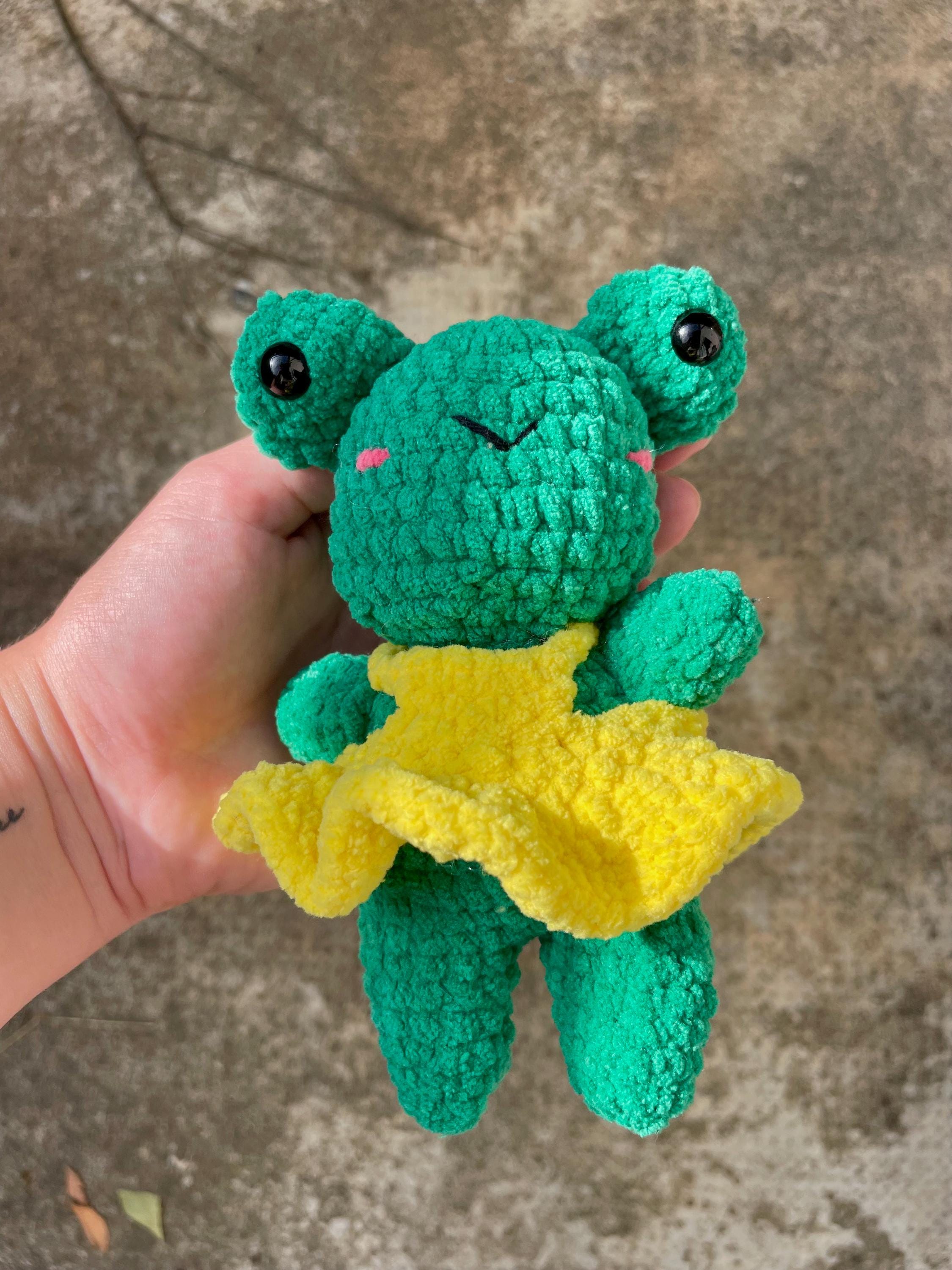 Patron PDF illustré amigurumi grenouille verte au crochet – peluche kawaii avec robe jaune, bilingue FR/EN