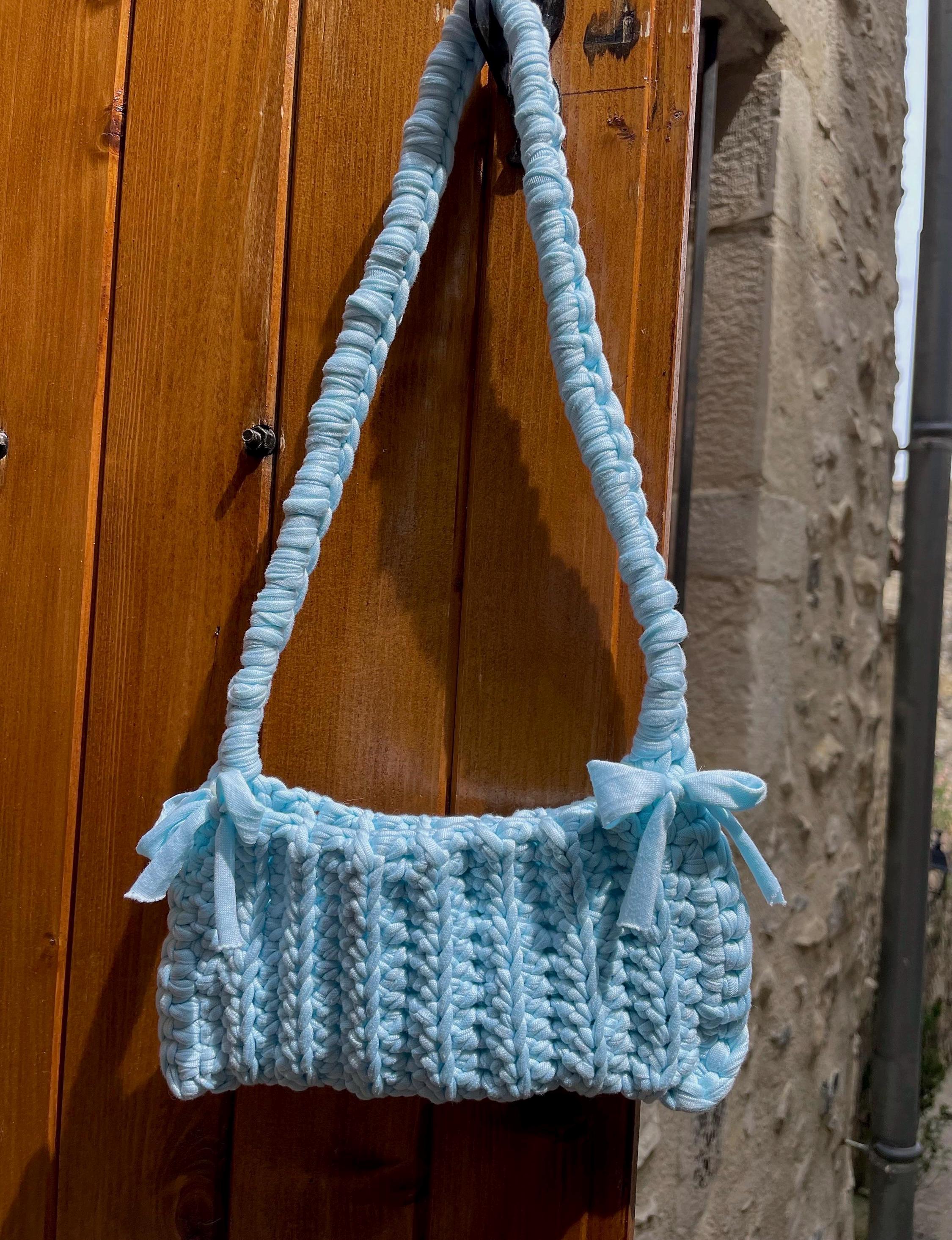 Petit sac crocheté bleu ciel - Fait main avec rubans