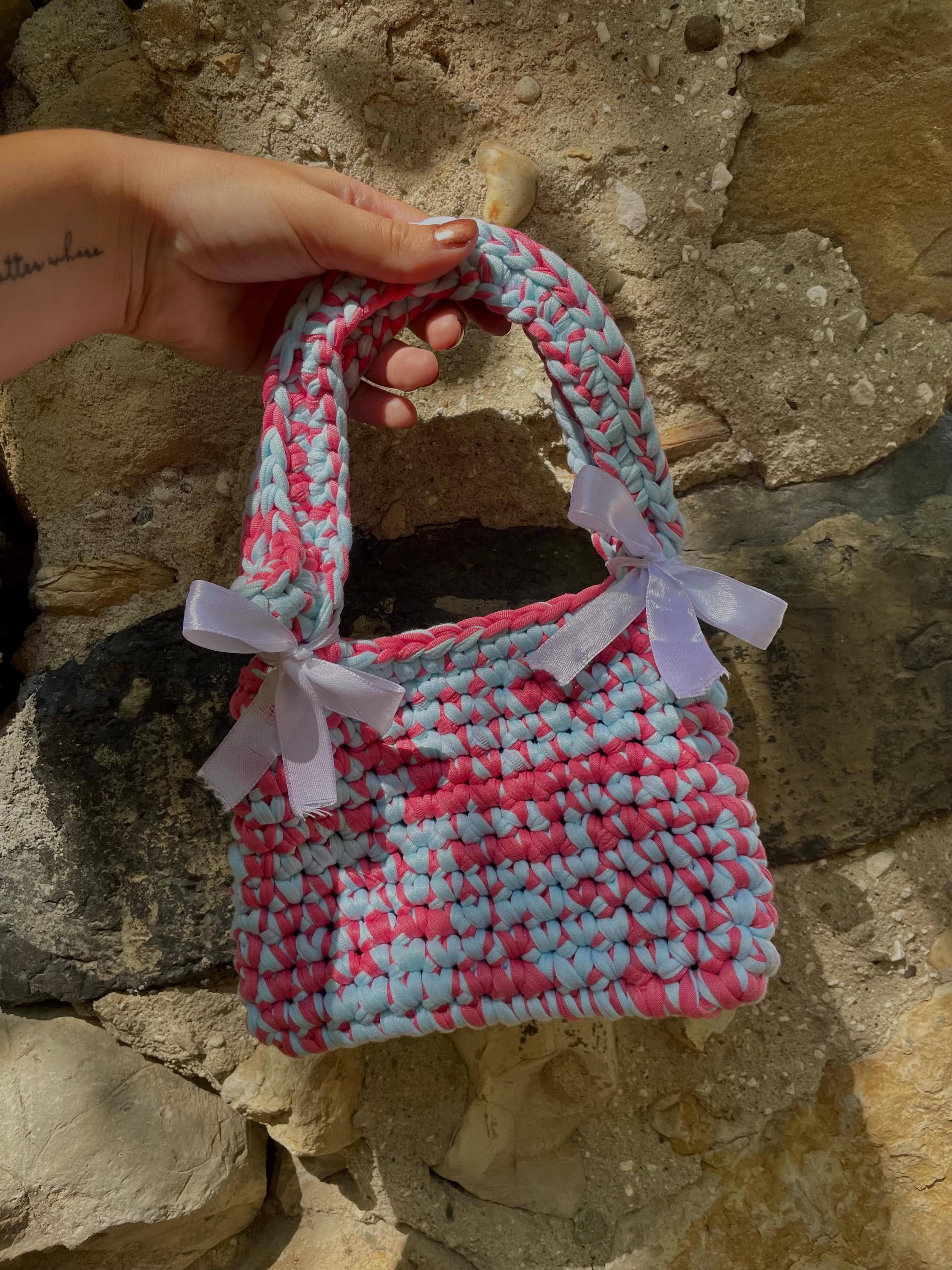 Petit Sac à Main en Fil T-shirt Rose et Bleu – Nœuds Blancs Satinés