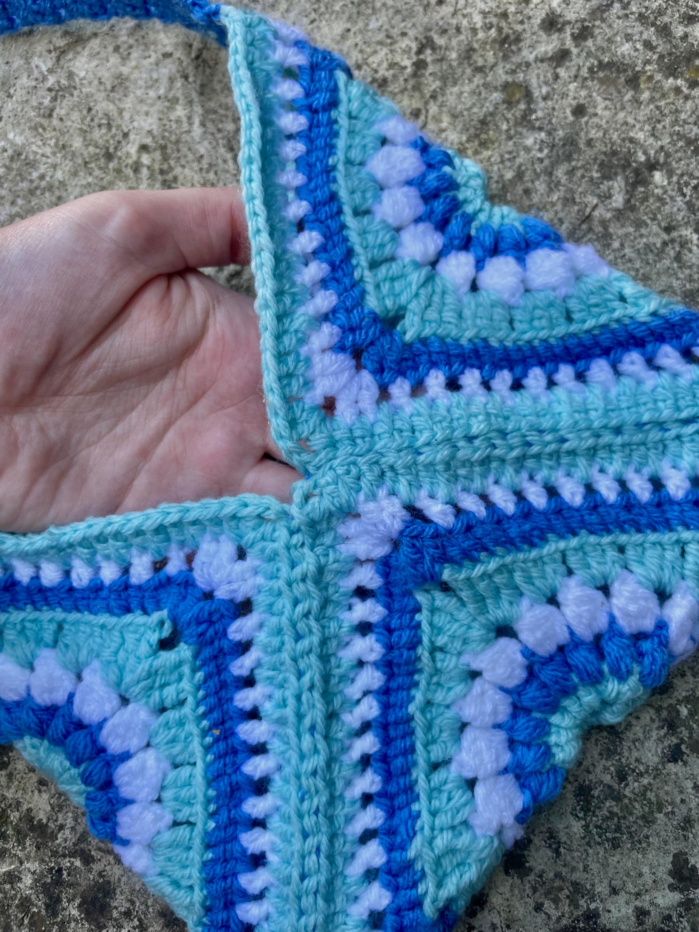 Sac à main au crochet fait main – Sac granny square bleu et blanc