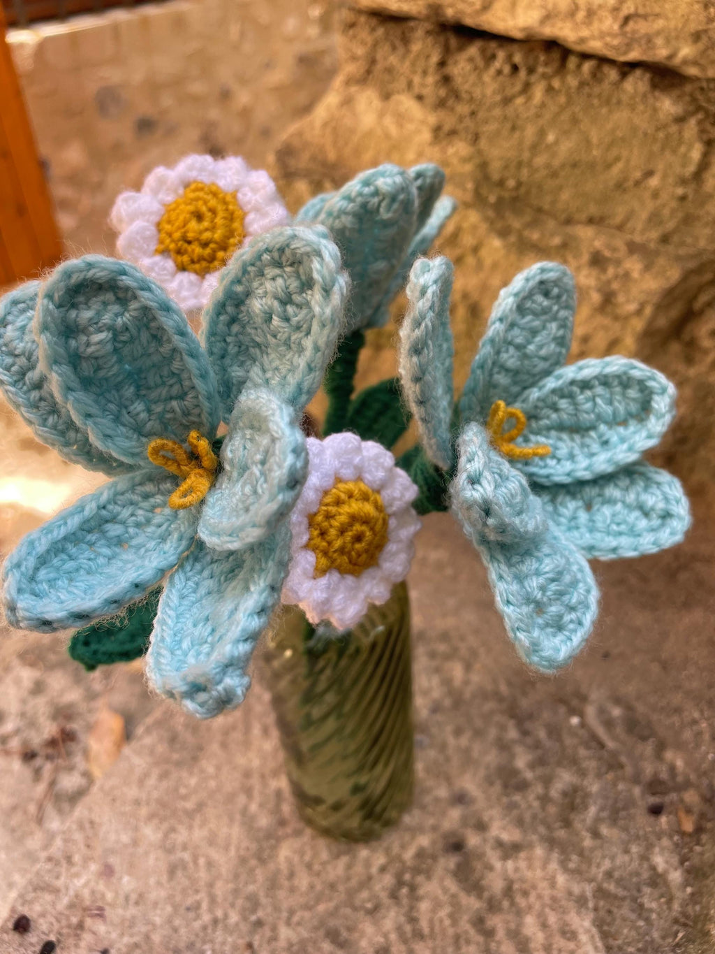 Bouquet Éternel en Crochet Fait Main – 3 Tulipes Turquoise Articulées et 2 Marguerites Blanches avec Vase