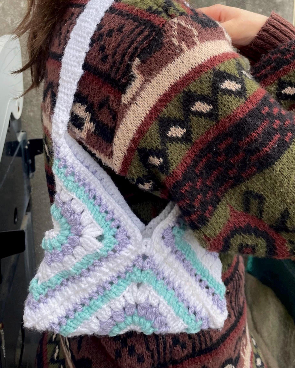 Sac à main triangle granny lilas / bleu / blanc – fait main au crochet