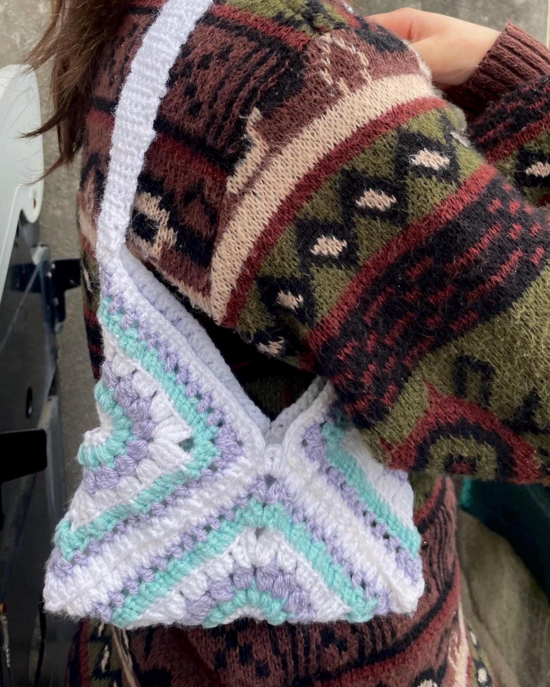 Sac à main triangle granny lilas / bleu / blanc – fait main au crochet