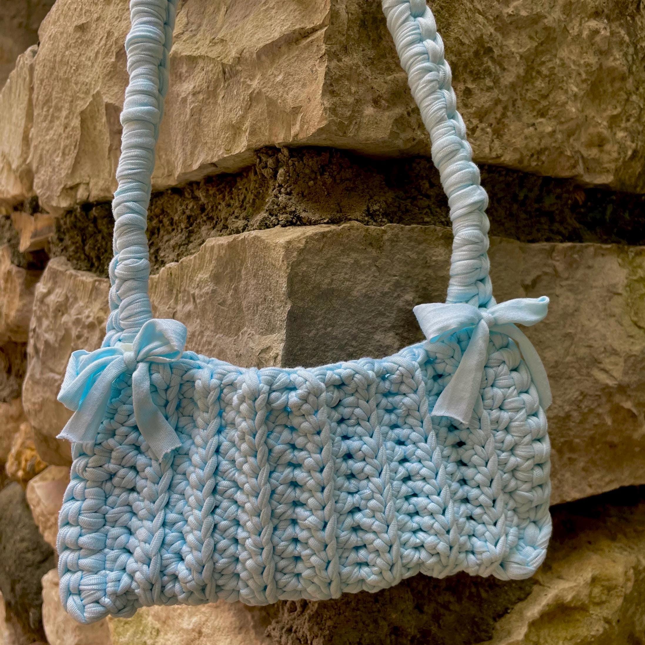 Petit sac crocheté bleu ciel - Fait main avec rubans