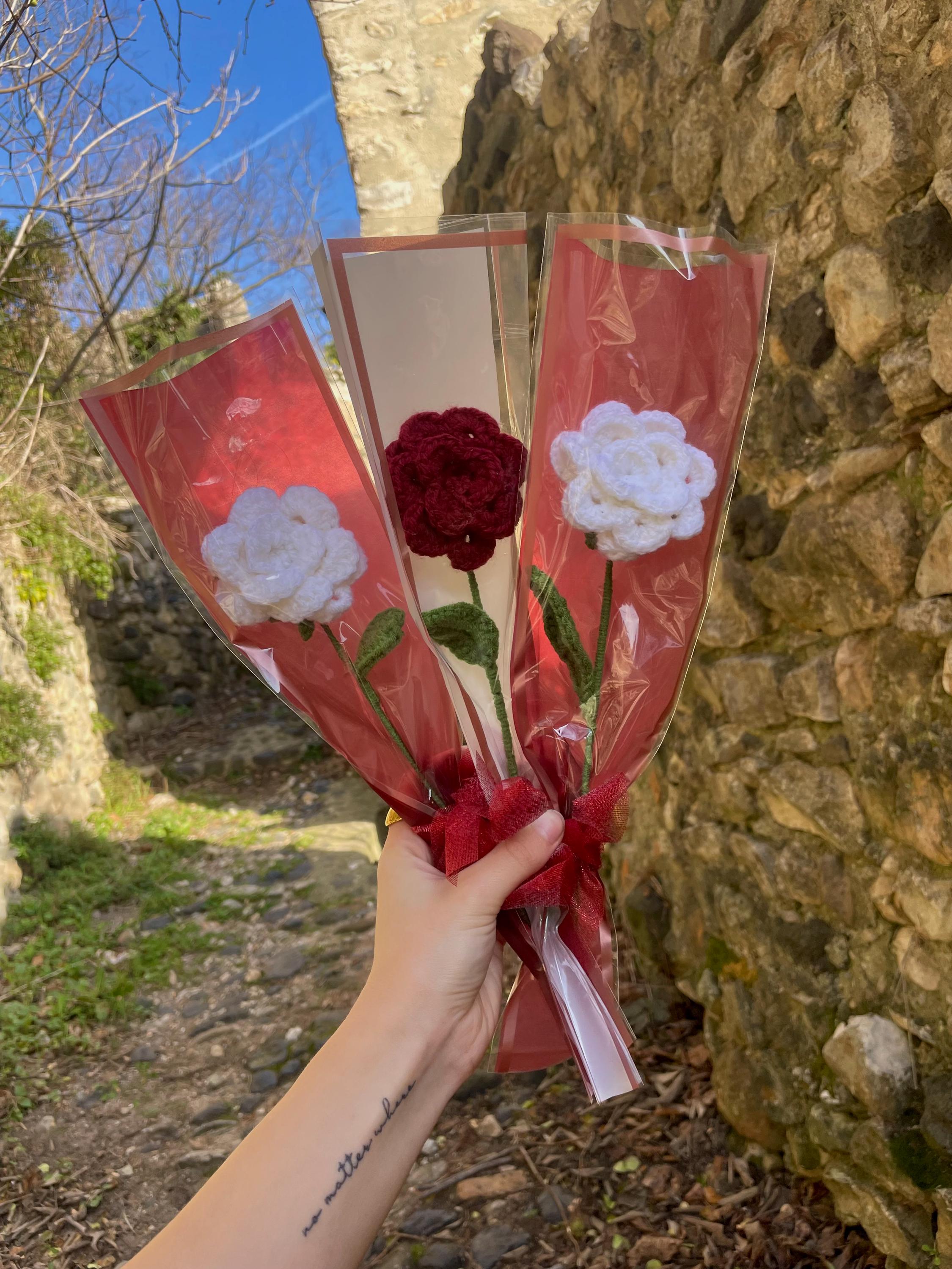 Rose en crochet faite main – Fleur éternelle – Cadeau romantique St Valentin – Rose rouge ou blanche