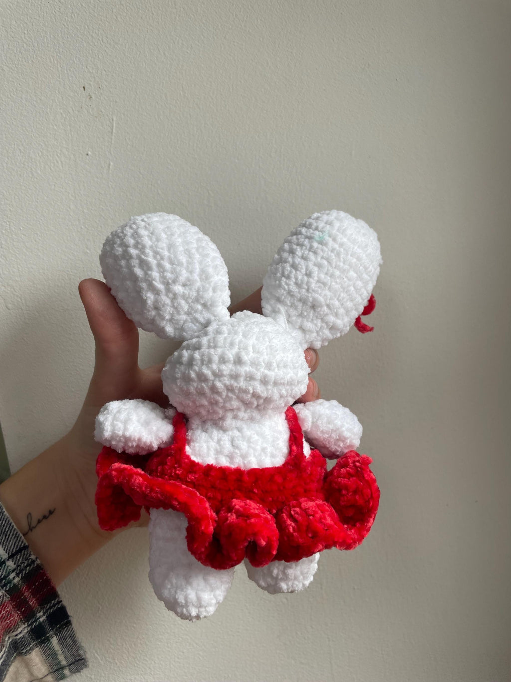 Lapin blanc amigurumi au crochet fait main – robe bouffante rouge et nœud rouge sur l’oreille