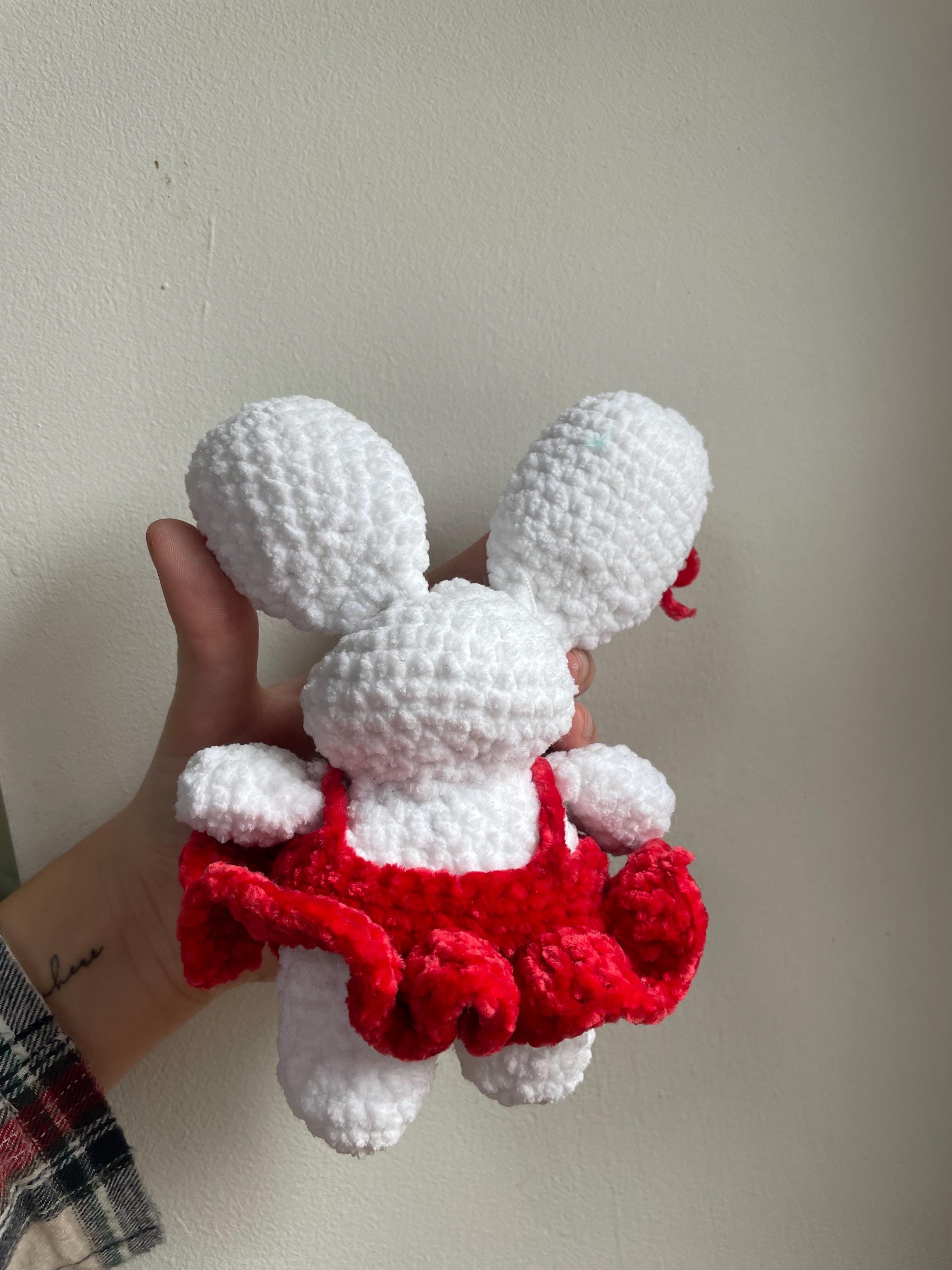 Lapin blanc amigurumi au crochet fait main – robe bouffante rouge et nœud rouge sur l’oreille