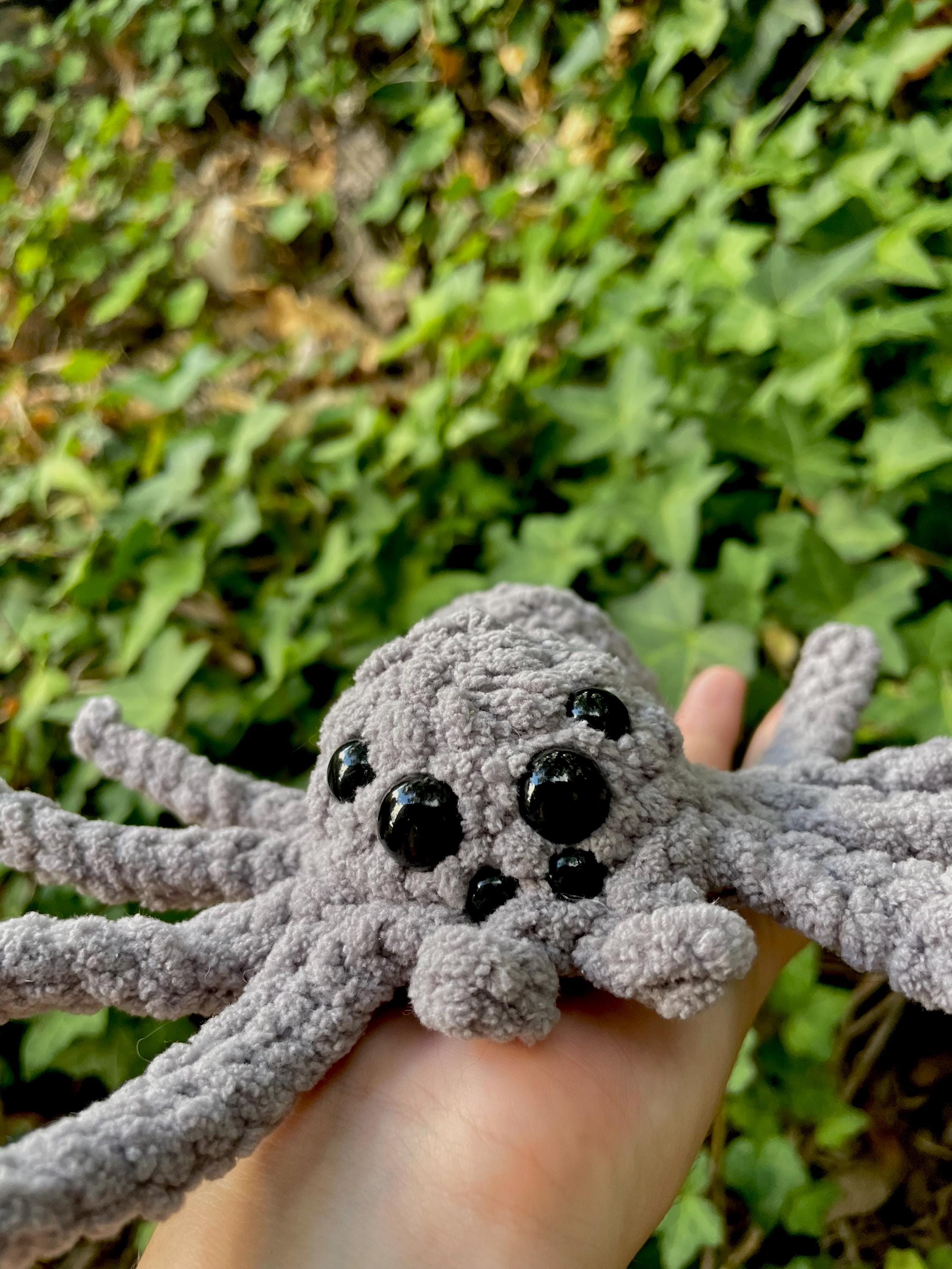 Araignée en crochet faite main – Peluche amigurumi réaliste –Déco Halloween ou cadeau original – Plusieurs couleurs disponibles
