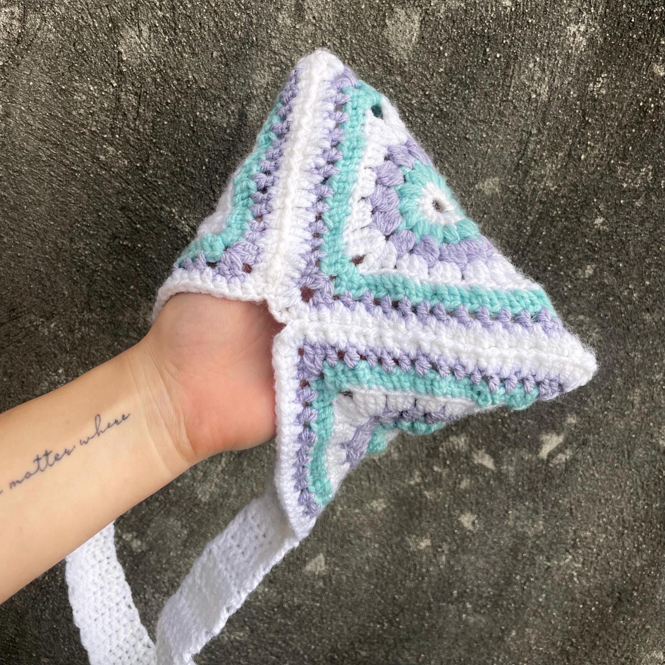Sac à main triangle granny lilas / bleu / blanc – fait main au crochet