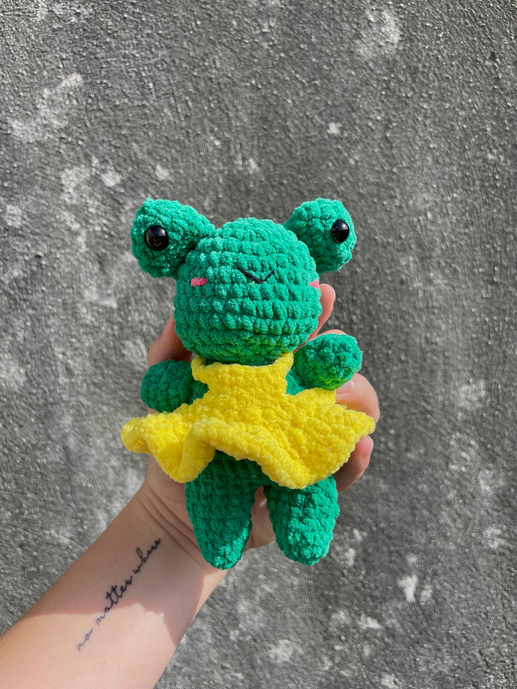 Patron PDF illustré amigurumi grenouille verte au crochet – peluche kawaii avec robe jaune, bilingue FR/EN