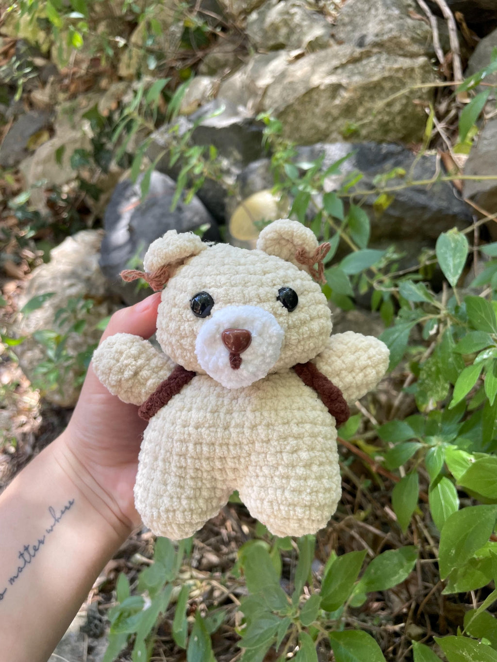 Ourson amigurumi au crochet fait main – marron et beige, sac à dos et petits nœuds dans les oreilles