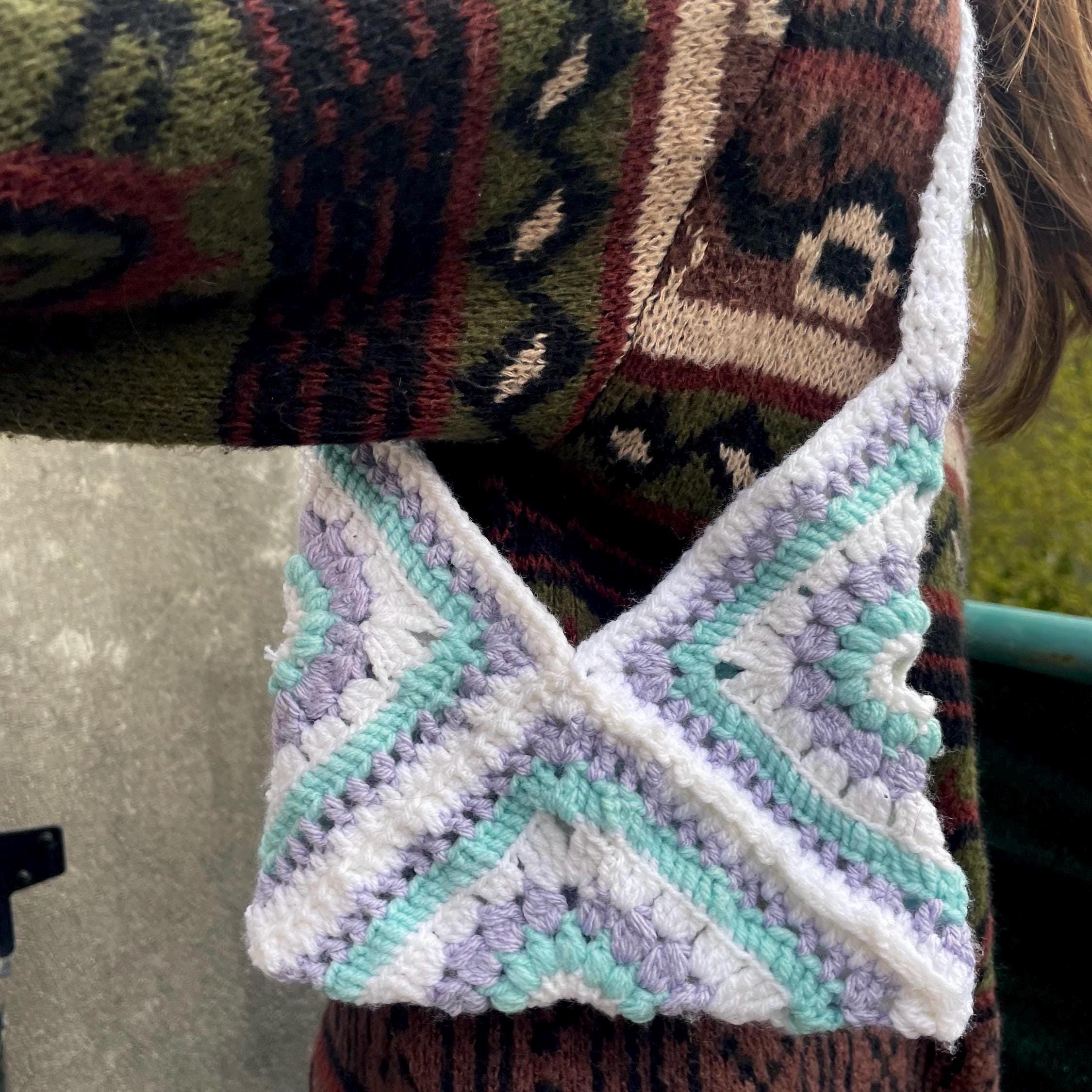 Sac à main triangle granny lilas / bleu / blanc – fait main au crochet