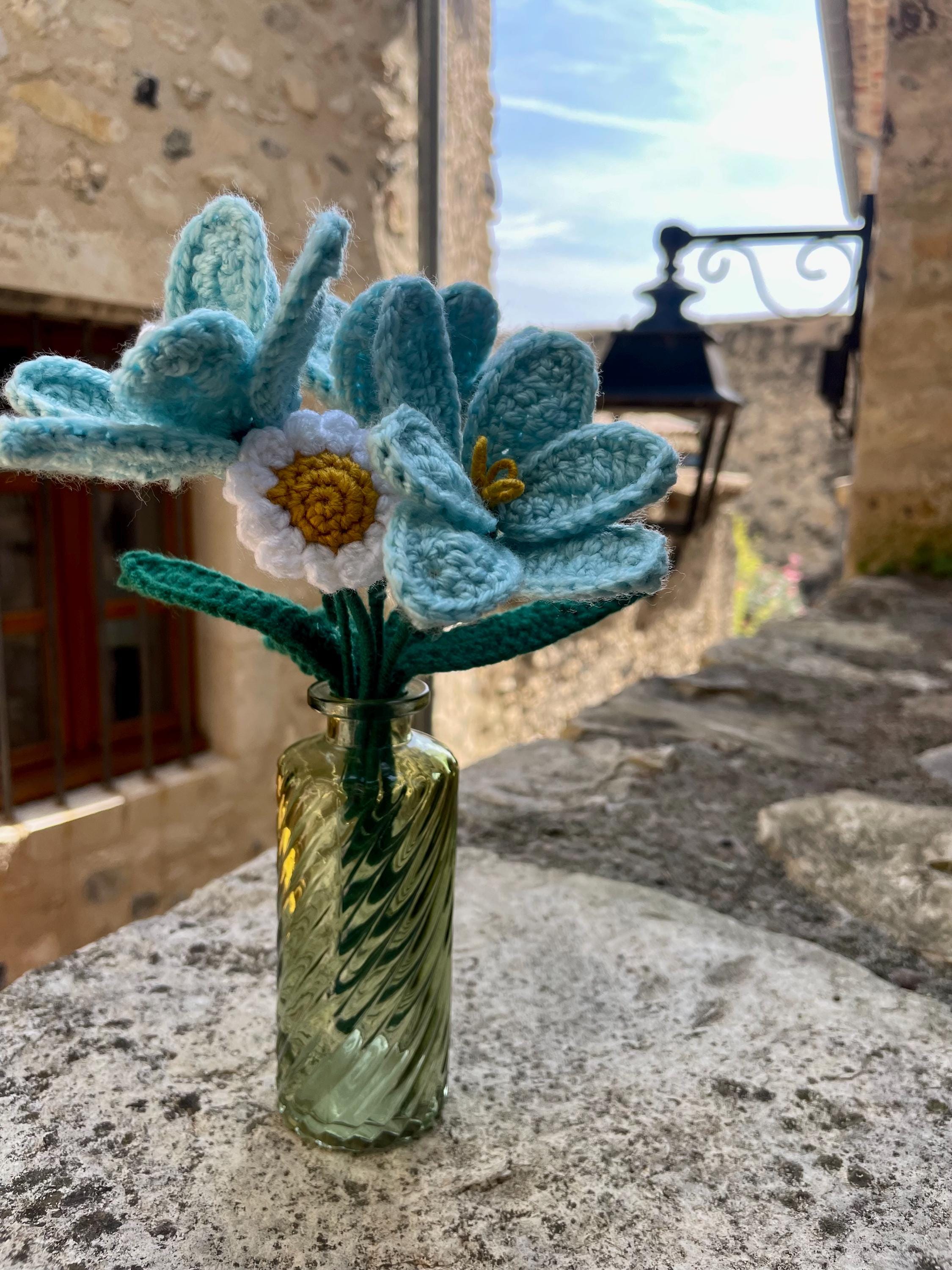 Bouquet Éternel en Crochet Fait Main – 3 Tulipes Turquoise Articulées et 2 Marguerites Blanches avec Vase