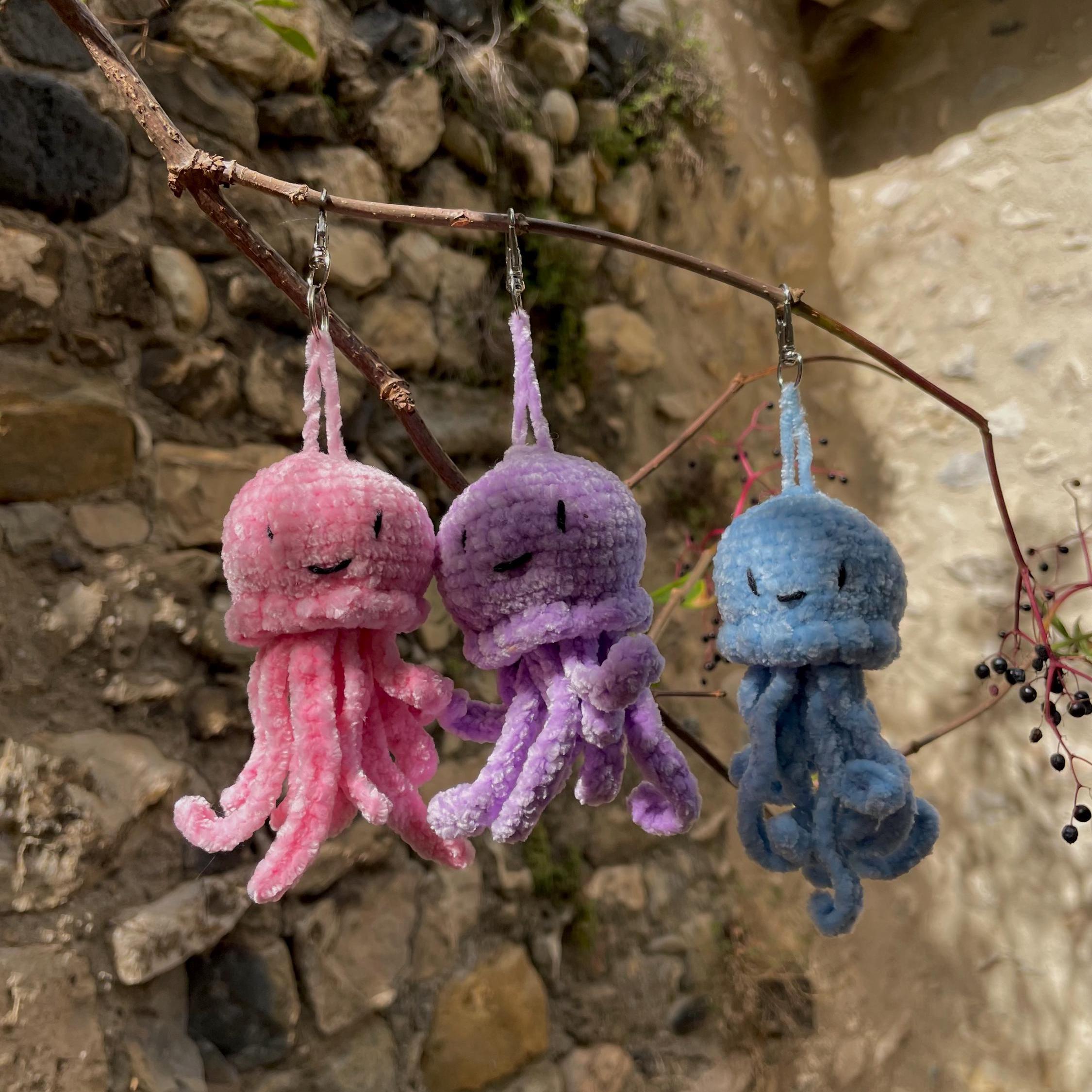 Porte-clés pieuvre en crochet fait main – Peluche mini amigurumi en bleu, rose ou violet