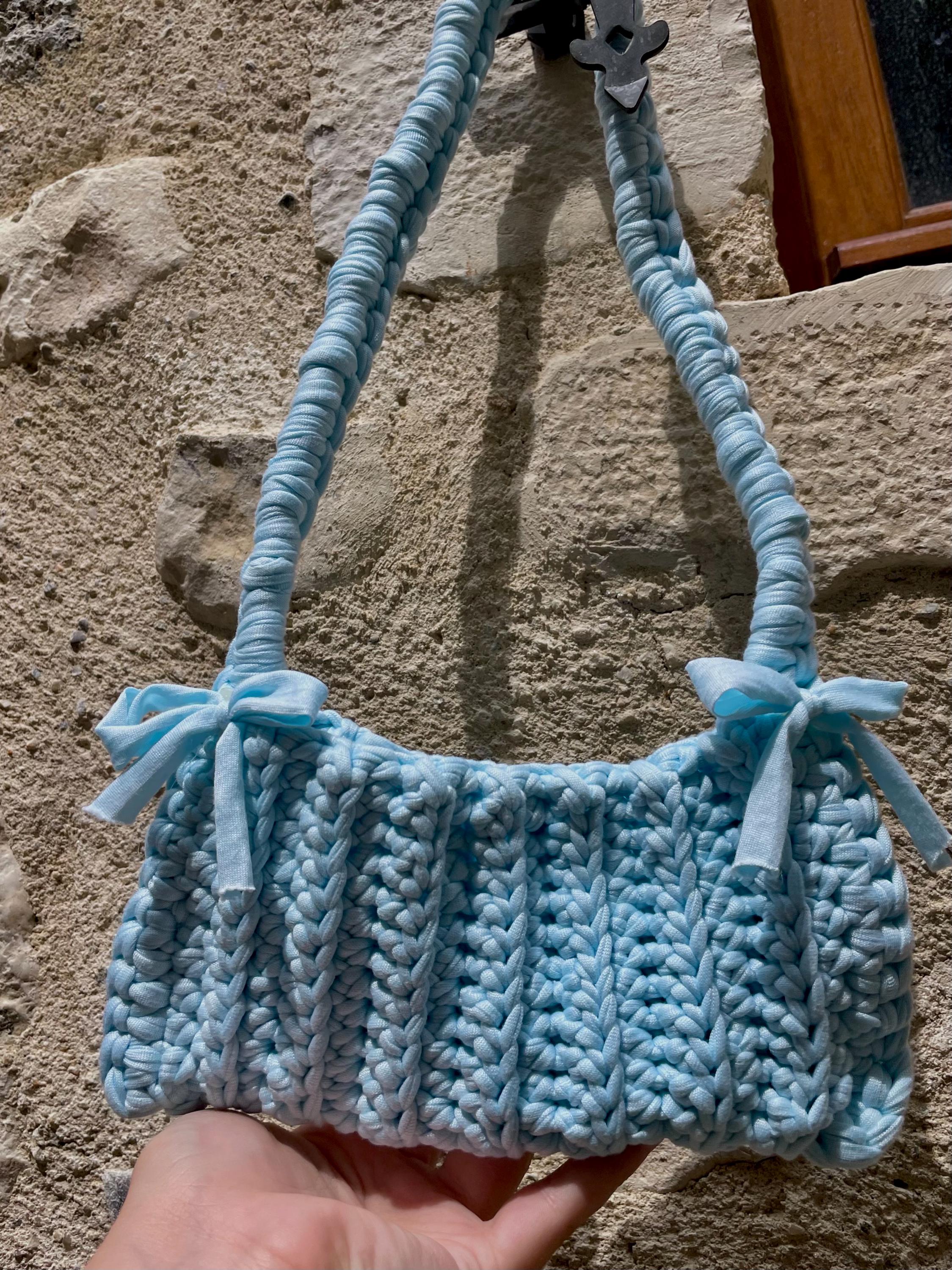 Petit sac crocheté bleu ciel - Fait main avec rubans
