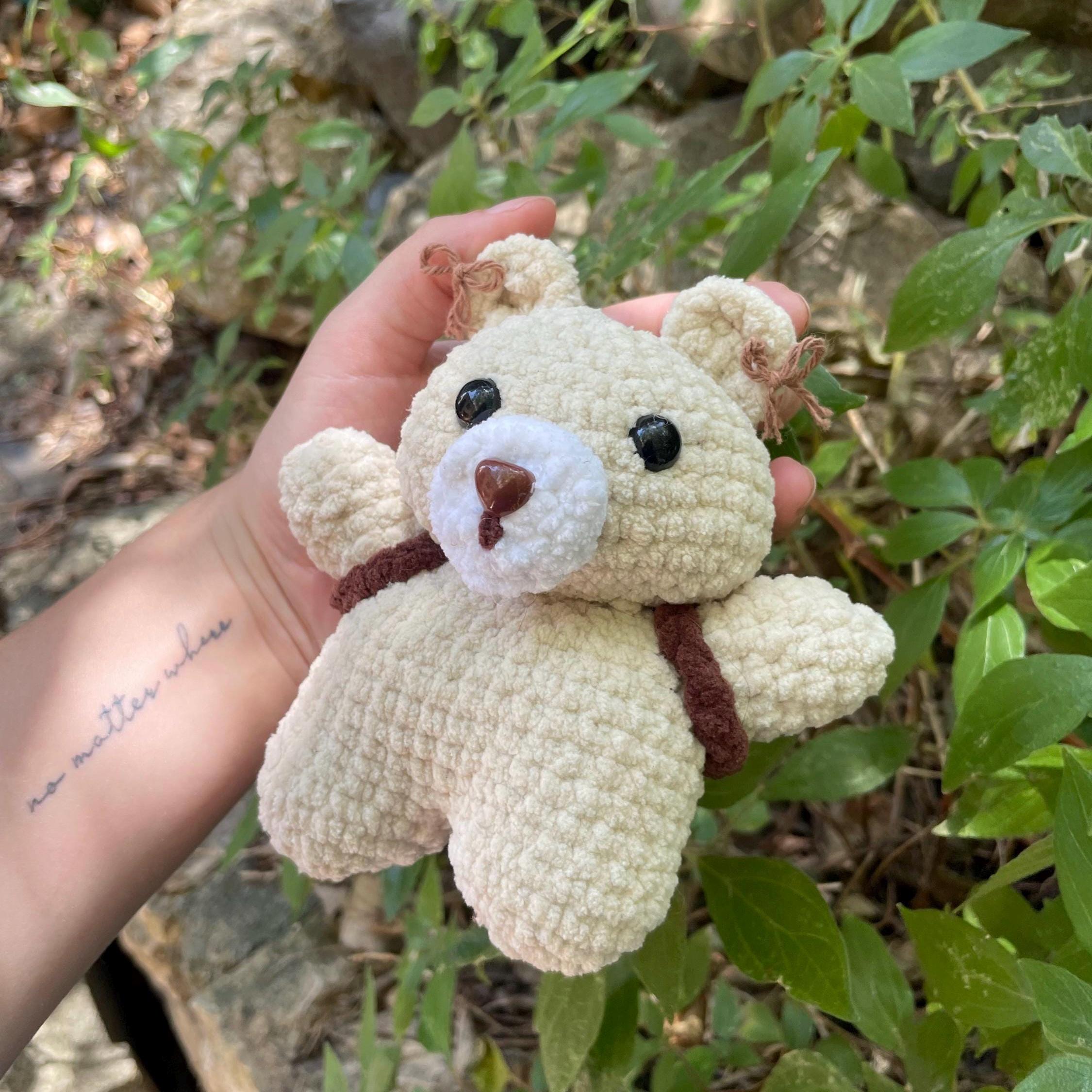 Ourson amigurumi au crochet fait main – marron et beige, sac à dos et petits nœuds dans les oreilles
