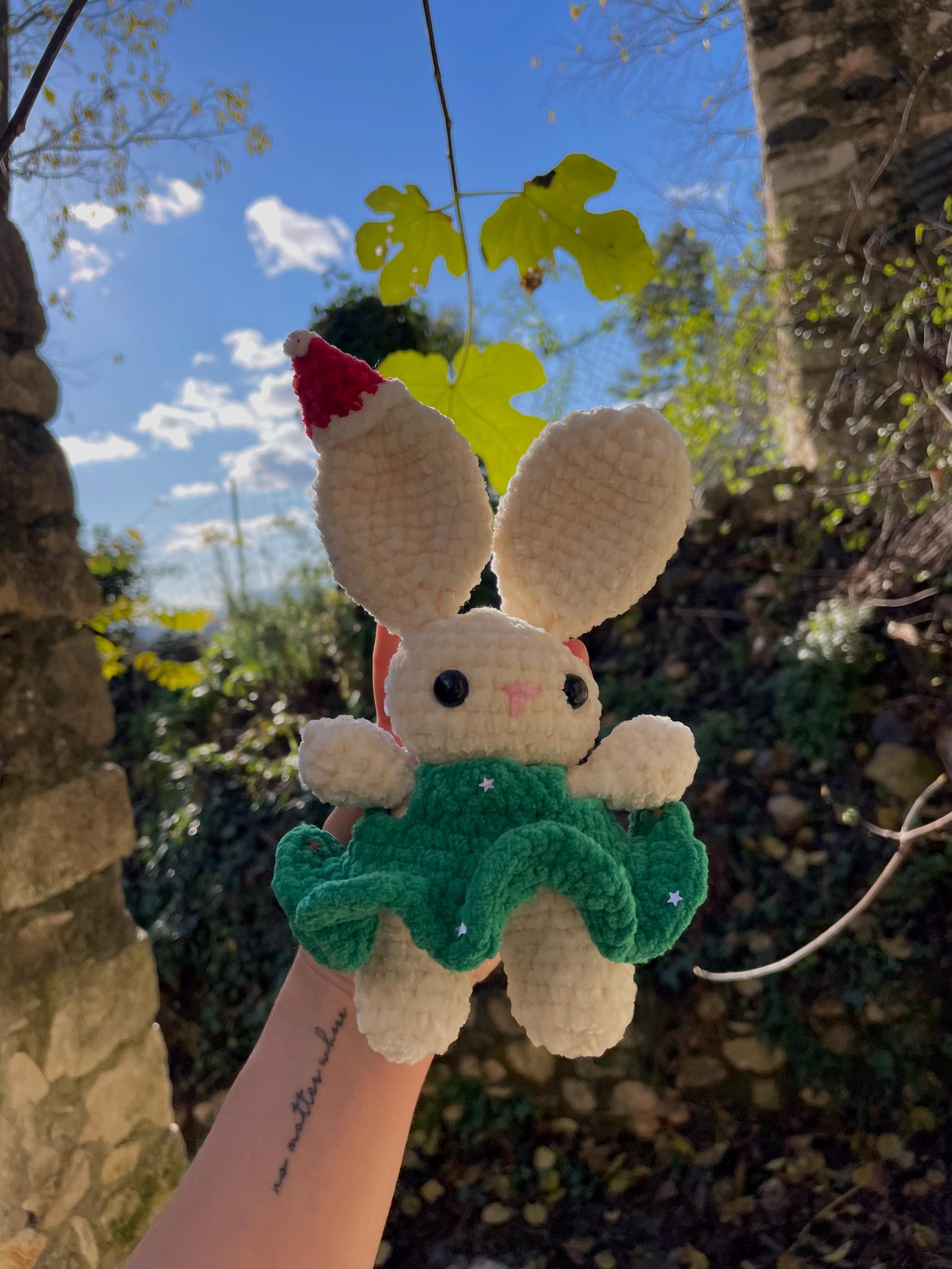 Lapin en Crochet Fait Main avec Bonnet de Père Noël – Amigurumi de Noël, Jouet Doux, Robe Verte Festive, Cadeau de Fêtes, Lapin Mignon